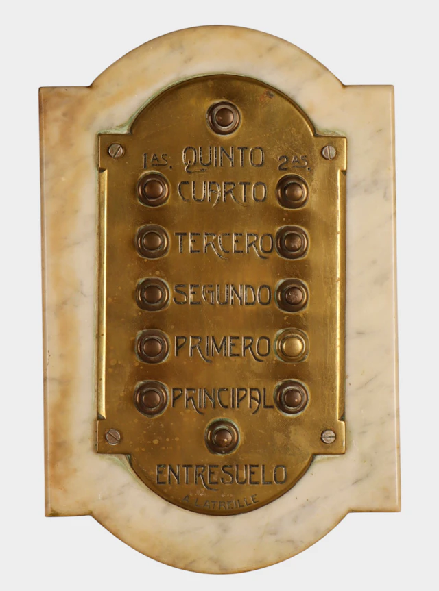 Cuadro de timbres en latón sobre placa de mármol, A. Letraille.