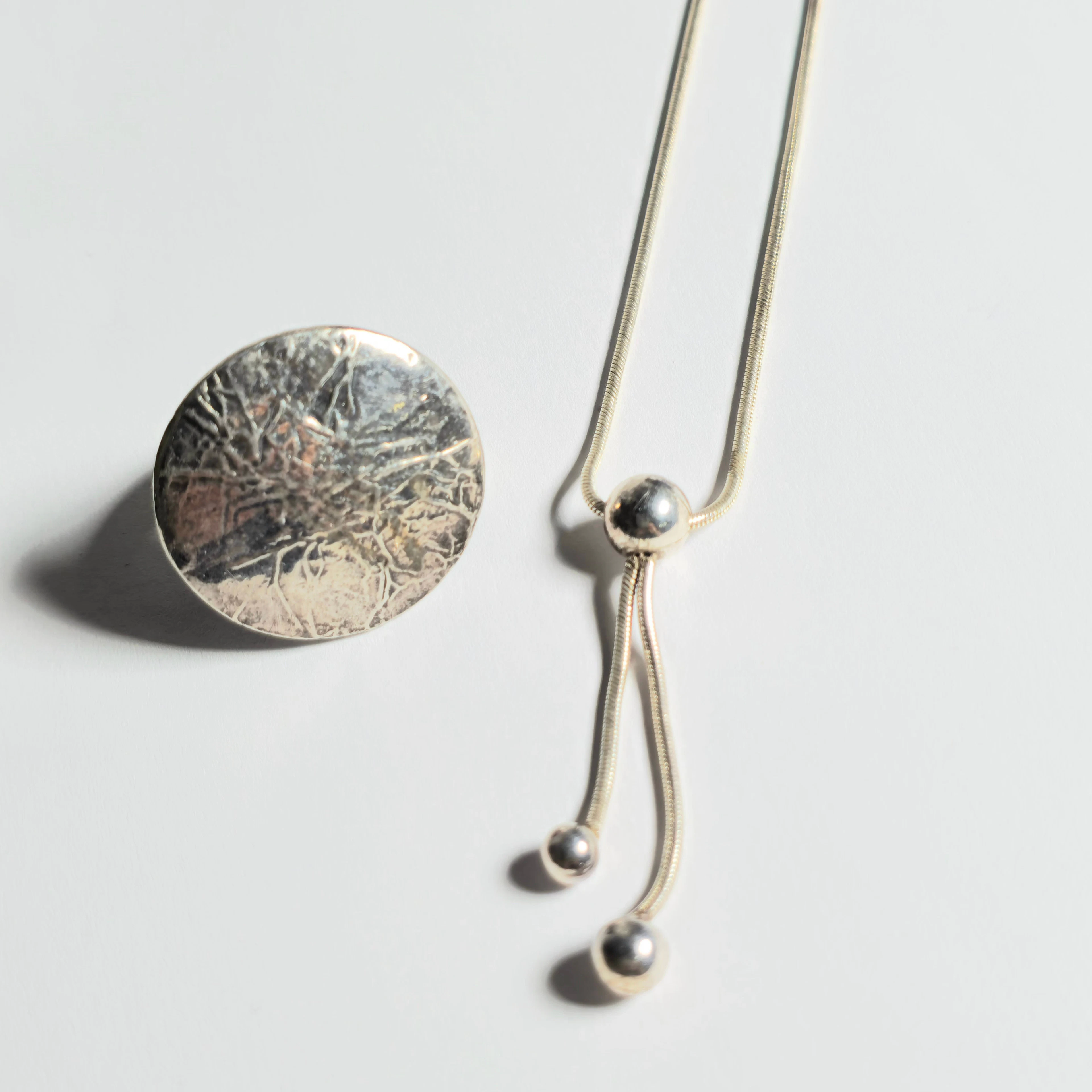 COLLAR Y ANILLO EN PLATA AJUSTABLE.