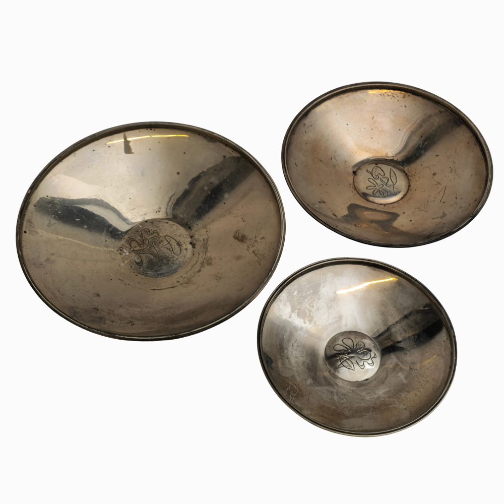 Tres bandejas en plata punzonada española. Decoración cincelada.