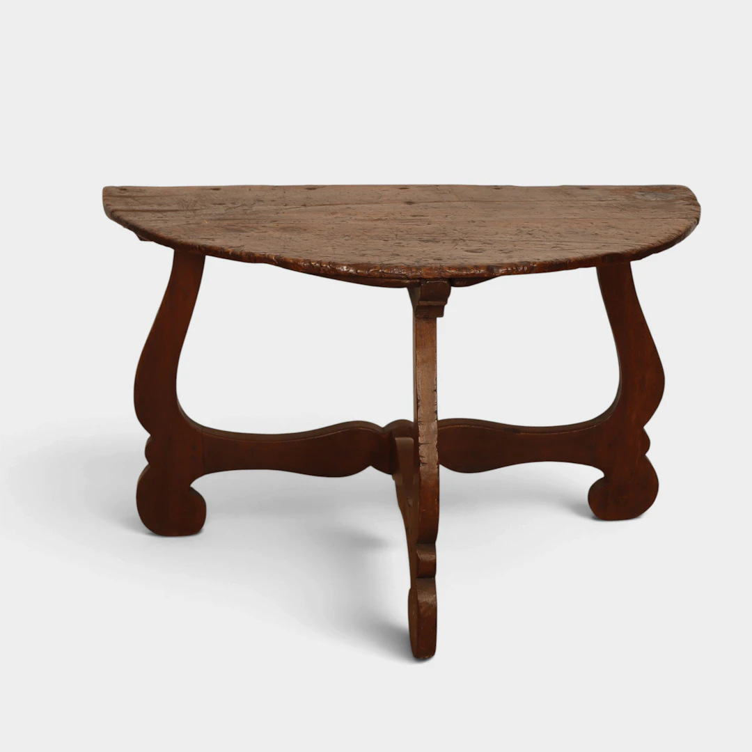 Mesa de tipo consola de media luna española o italiana, del siglo XVIII.