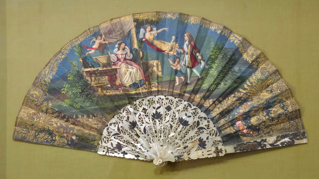 Abanico Napoleón III en hueso con varillaje en hueso y país en papel.