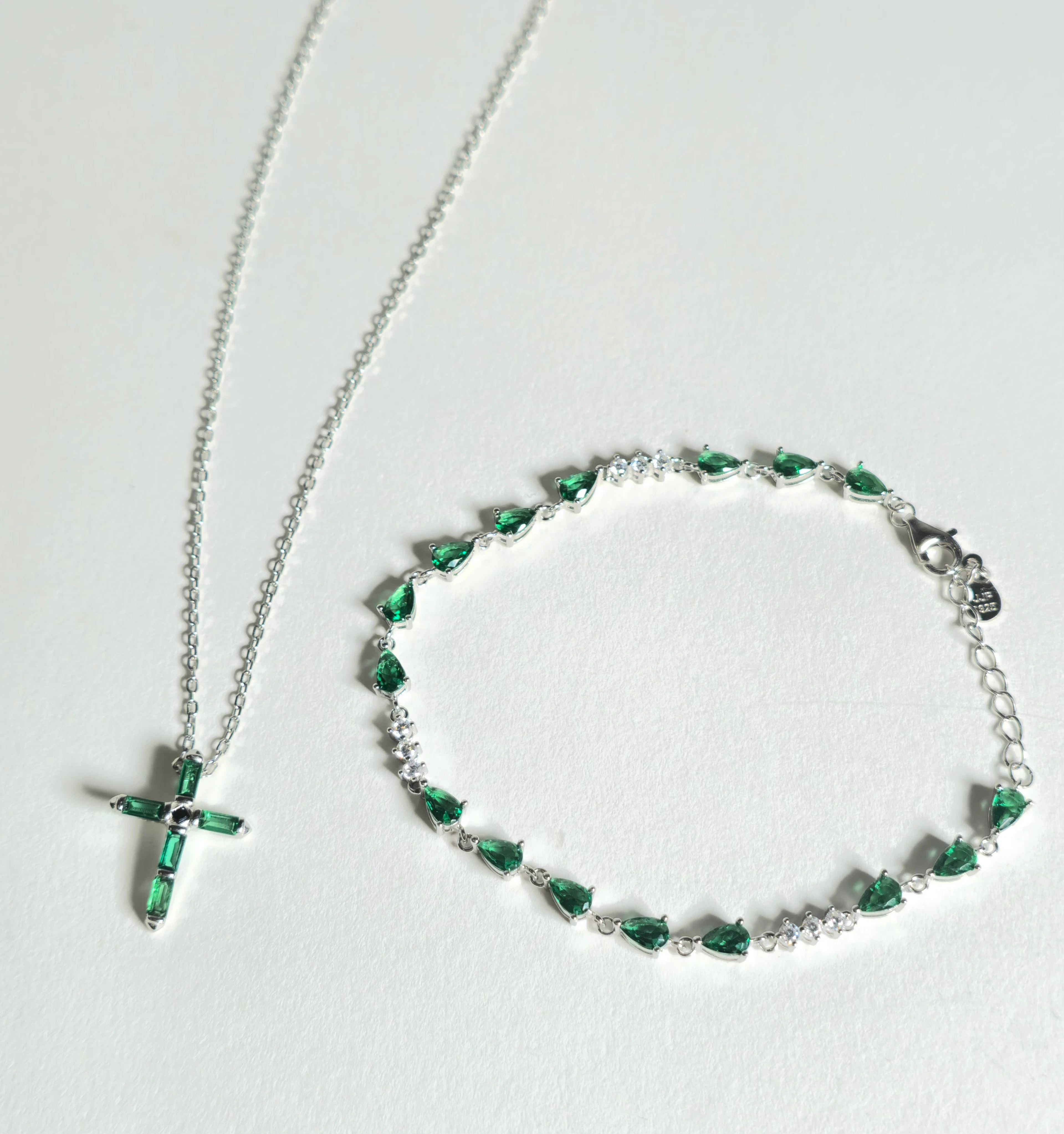 PULSERA Y COLLAR CON COLGANTE CRUZ EN PLATA.