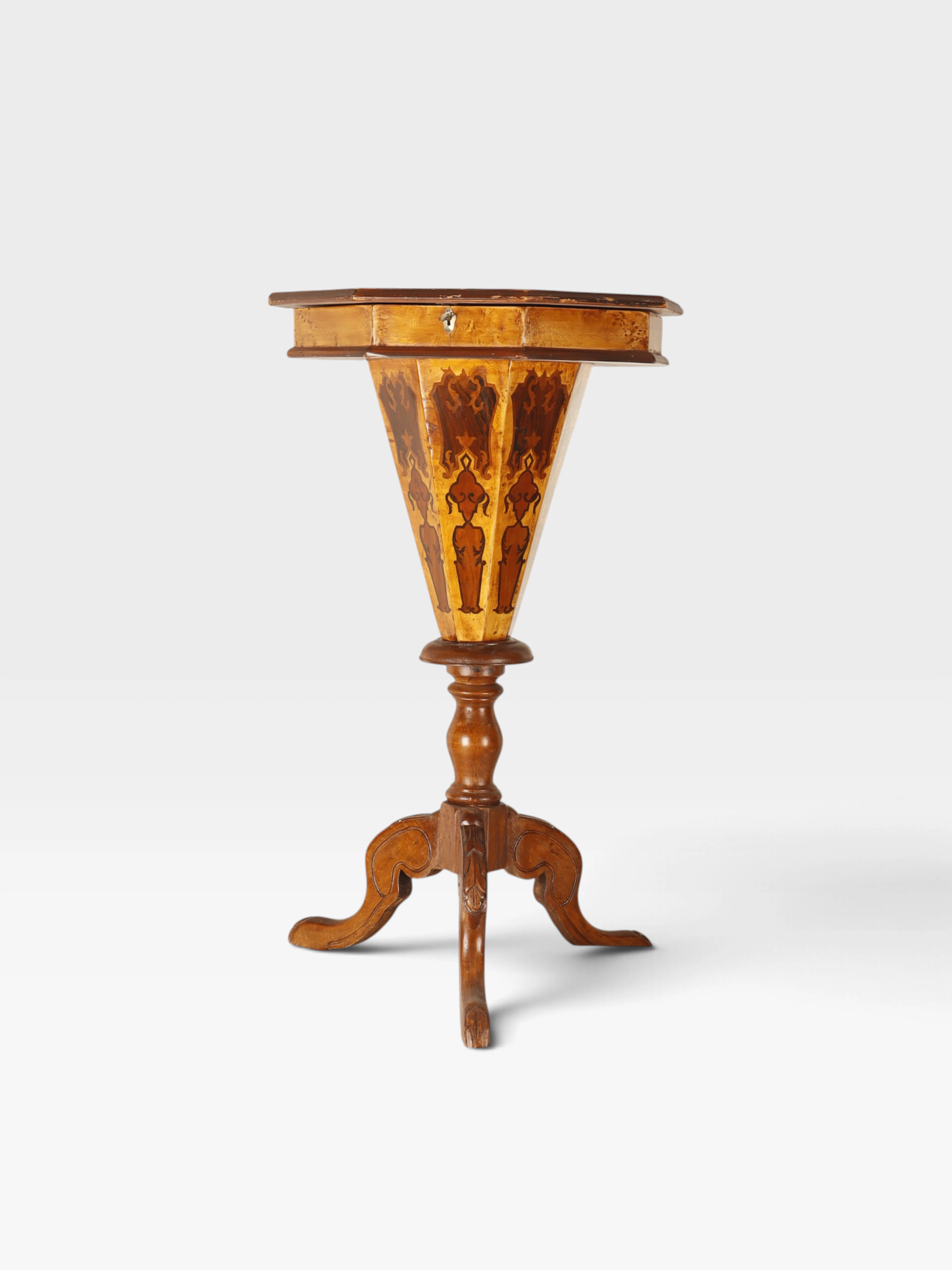 Costurero de estilo victoriano en marquetería y madera teñida, del siglo XX.