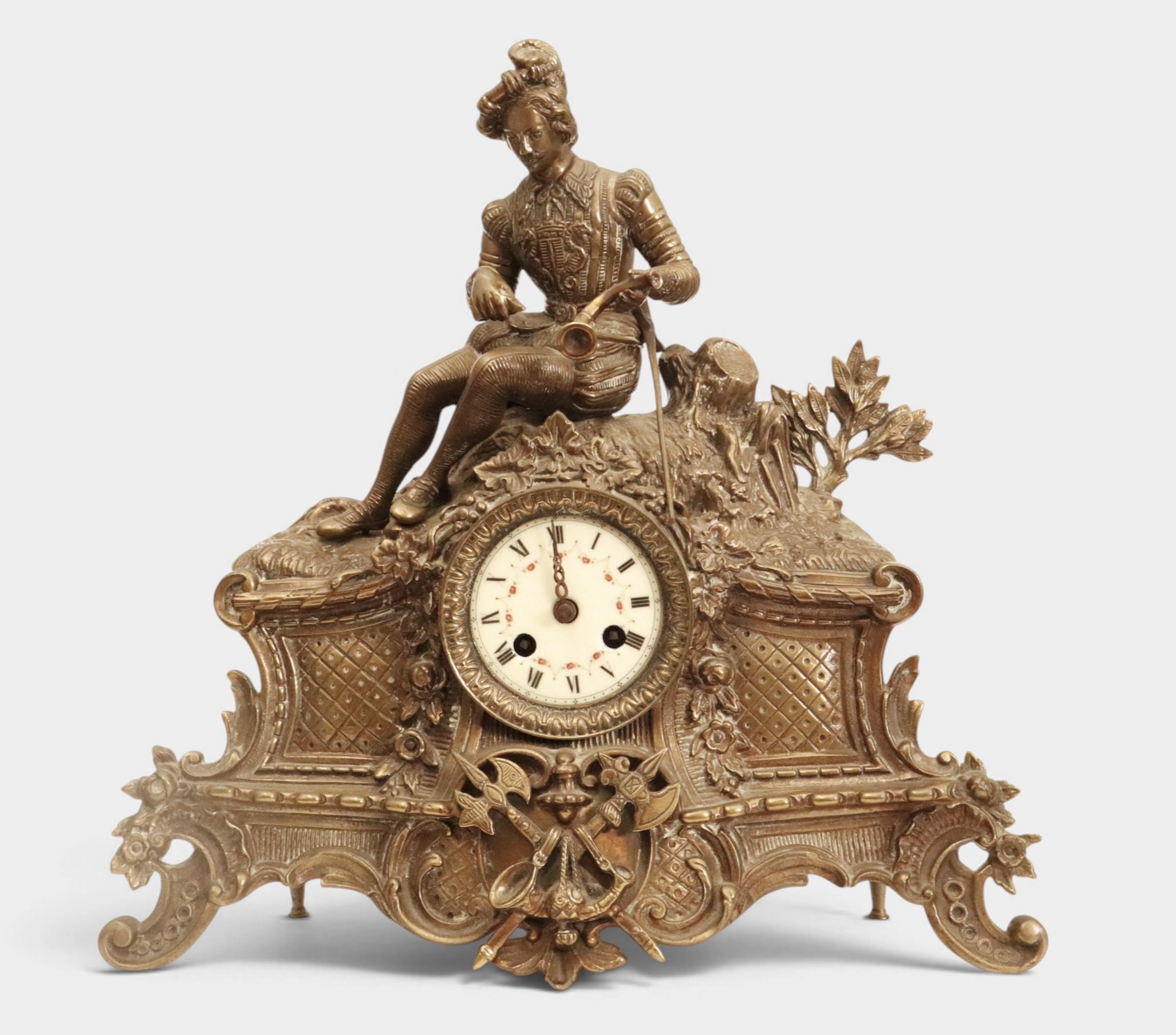Reloj de sobremesa de estilo "trobadour" en latón dorado, del siglo XX.