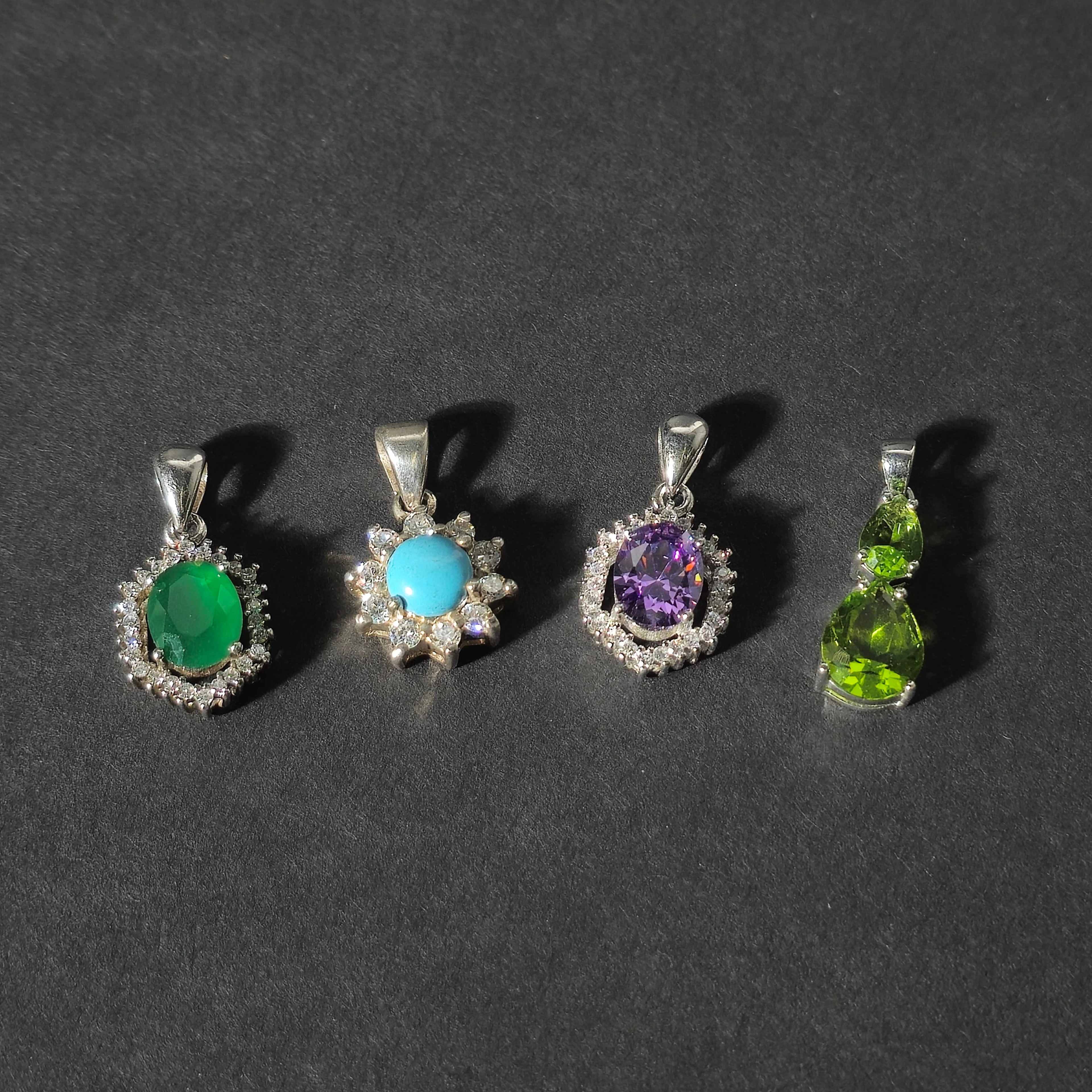 CUATRO COLGANTES EN PLATA, TURQUESA, TOPACIOS Y CIRCONITAS.