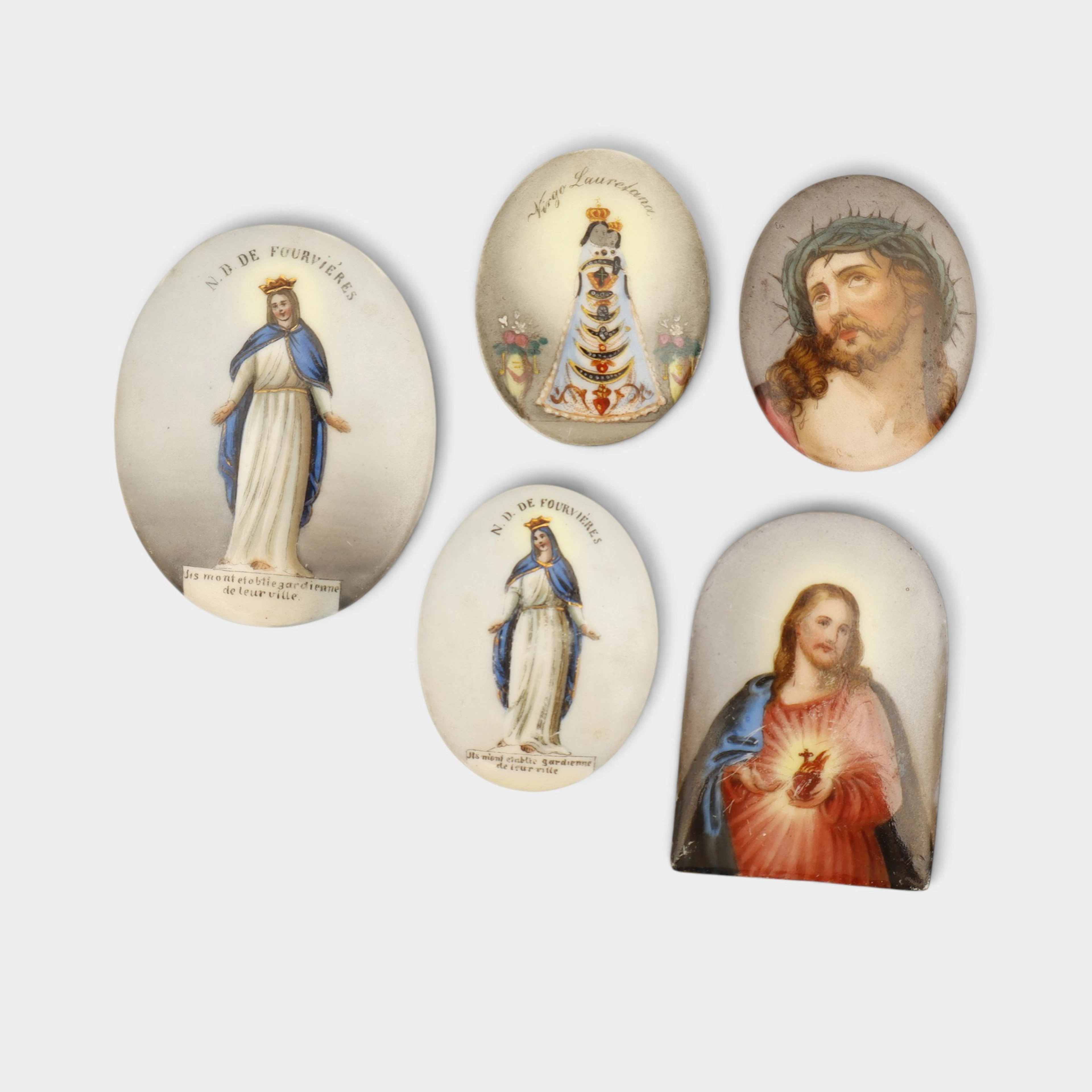 Seis medallones en porcelana representando la Virgen y Jesús.
