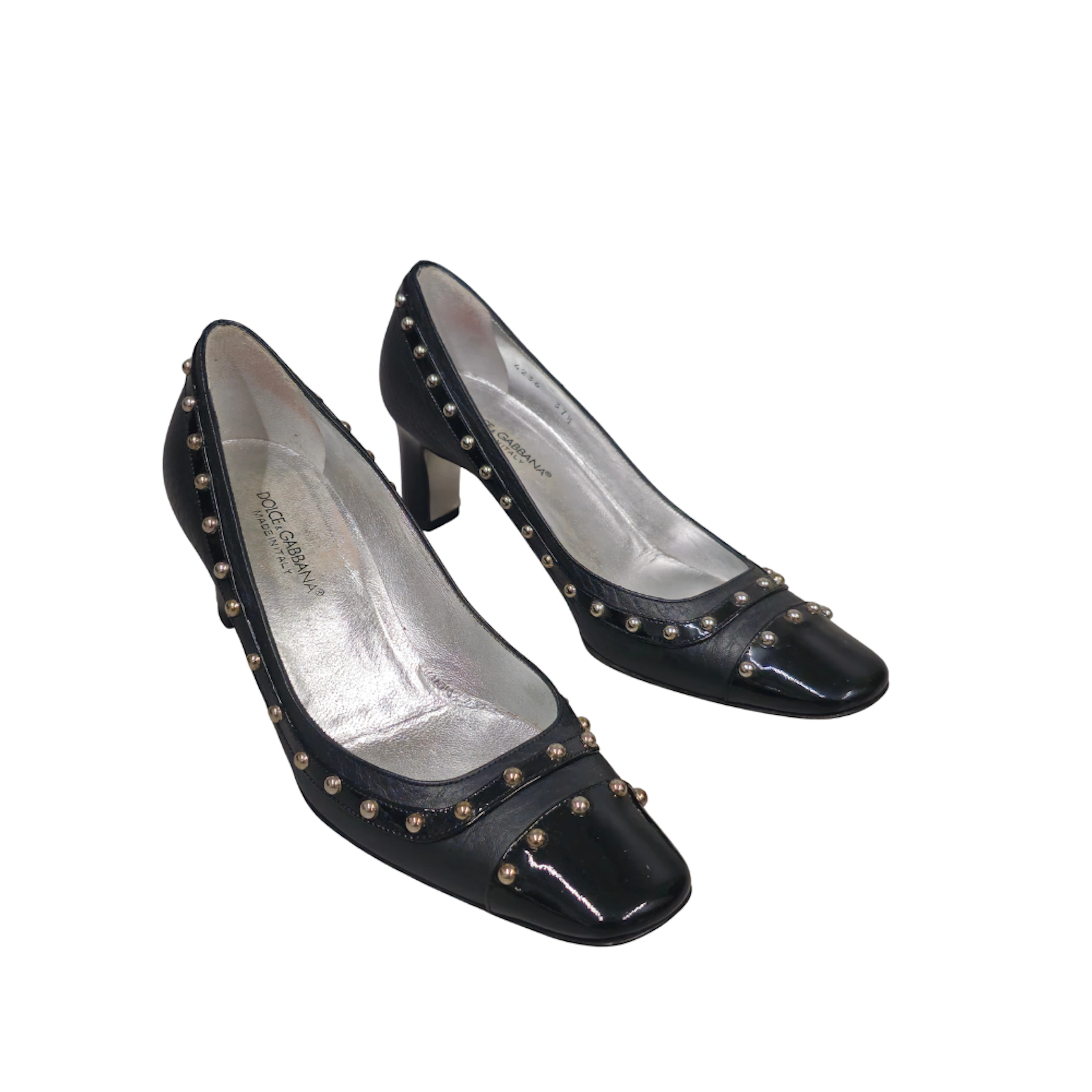 GUCCI. PAR DE STILETTOS DE CUERO NEGRO CON TACHUELAS TALLA 37 1/2 EU.