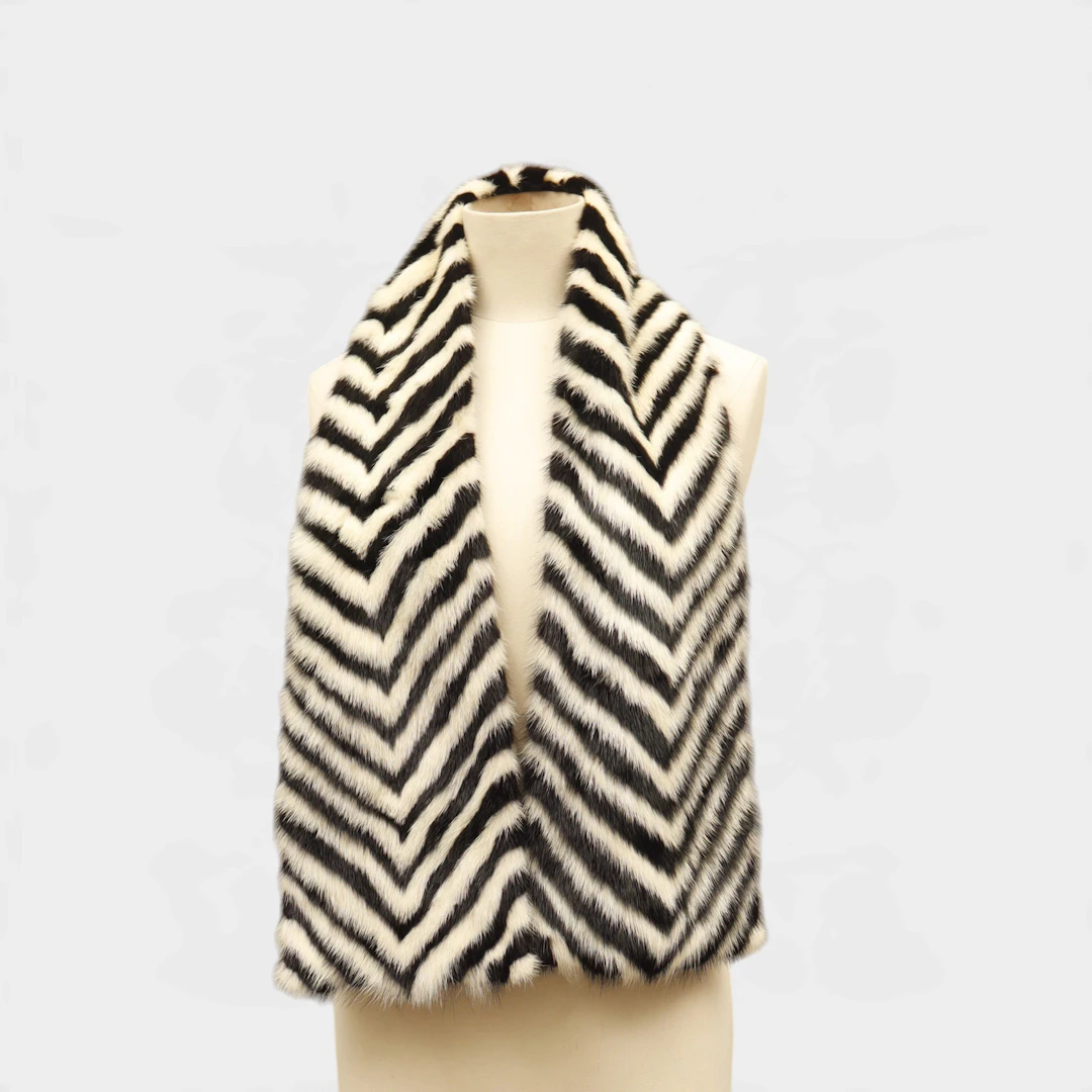 Cuello en visón blanco y negro.