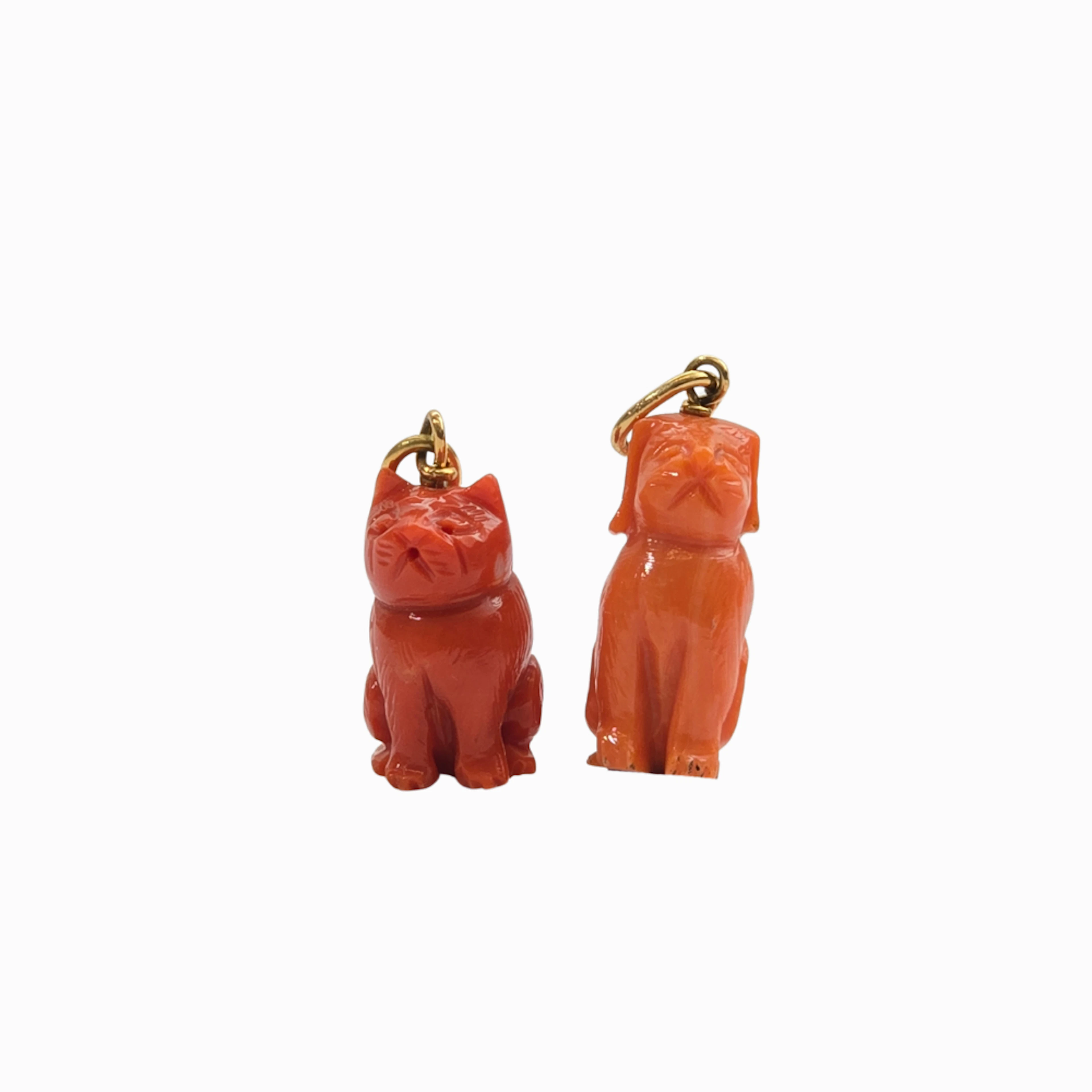 2 colgantes de animal en coral y oro.