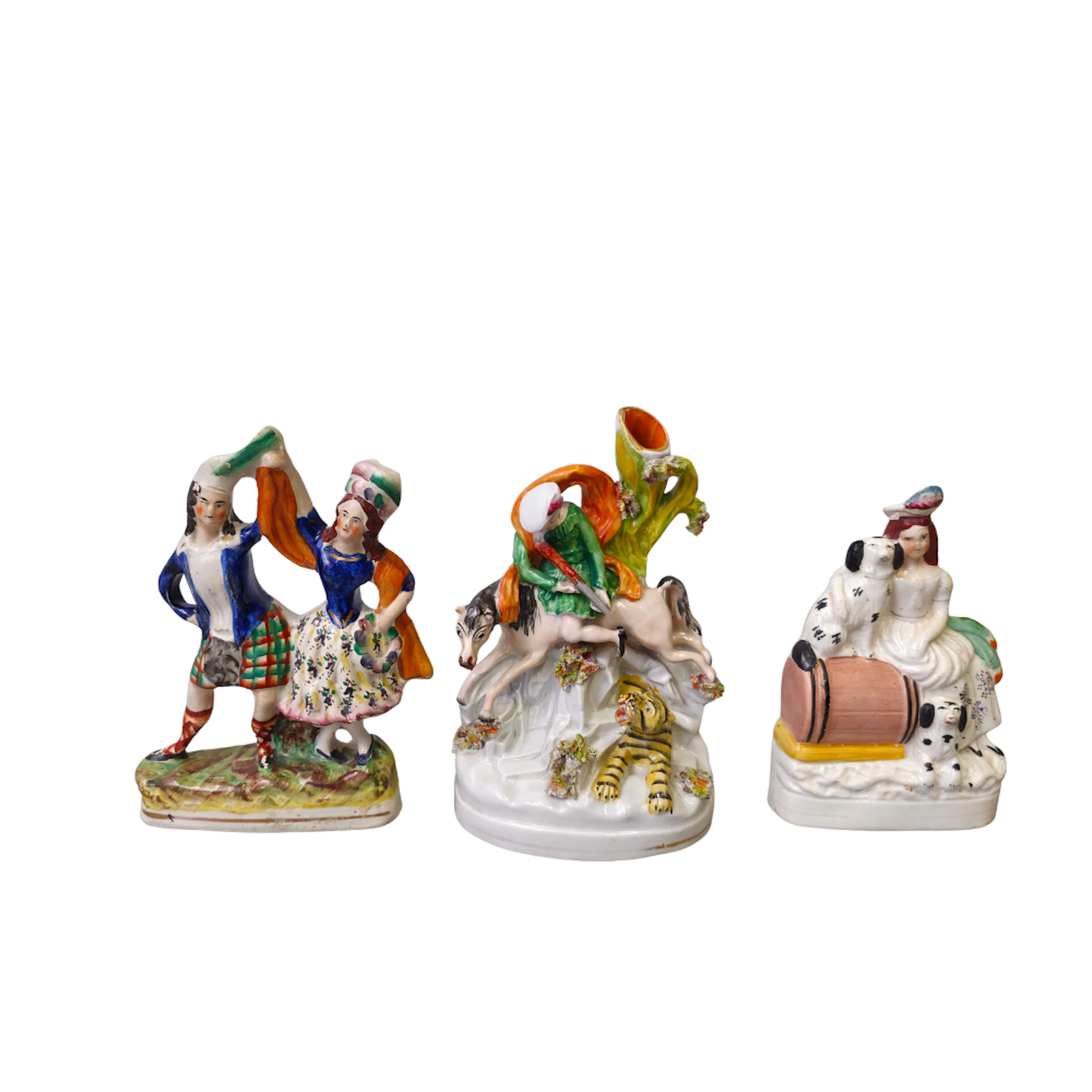 STAFFORDSHIRE. TRES FIGURAS EN PORCELANA.