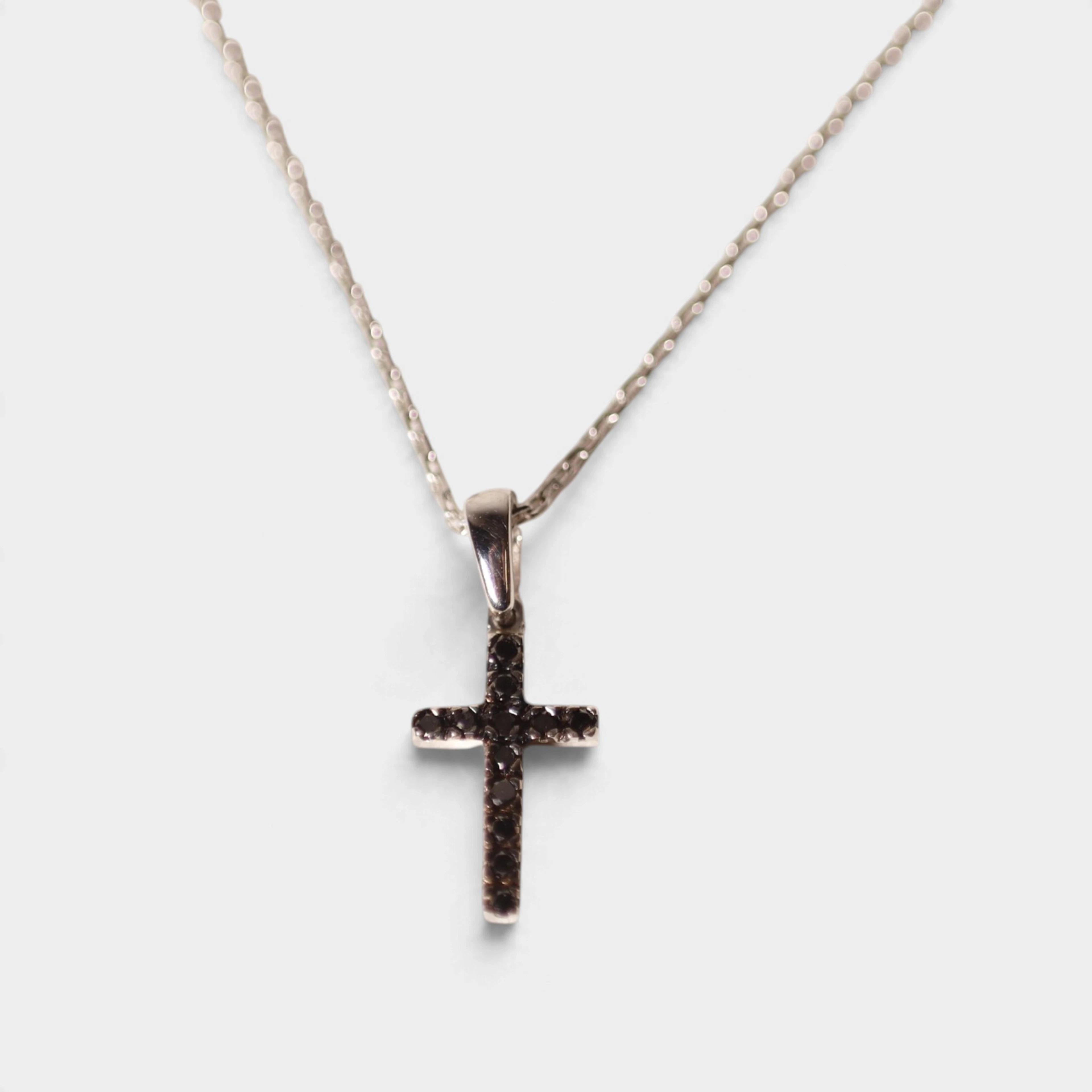 Cadena y colgante en oro blanco de 18 K y diamantes negros.