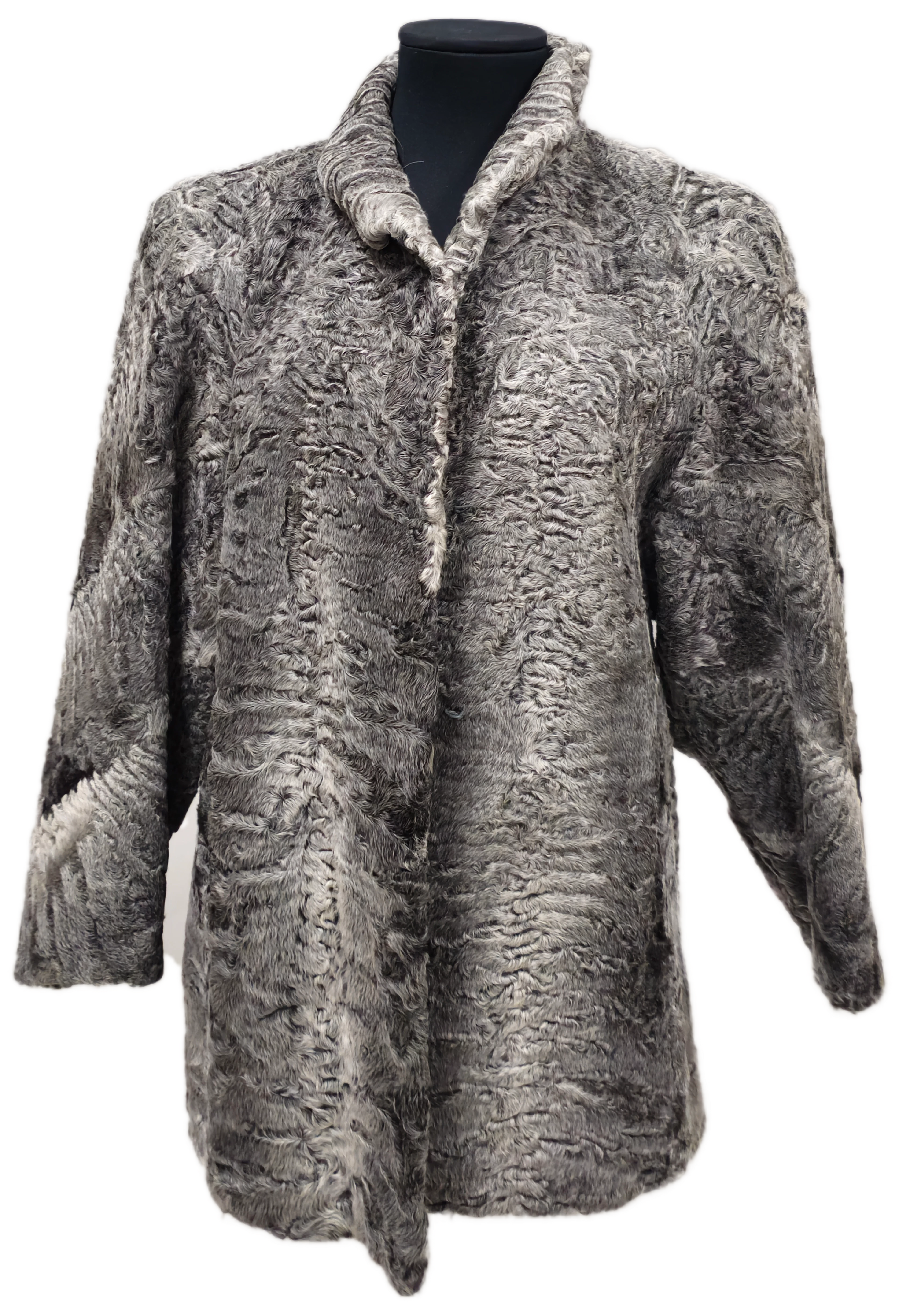 CHAQUETÓN EN ASTRACÁN SWAKARA EN GRIS.