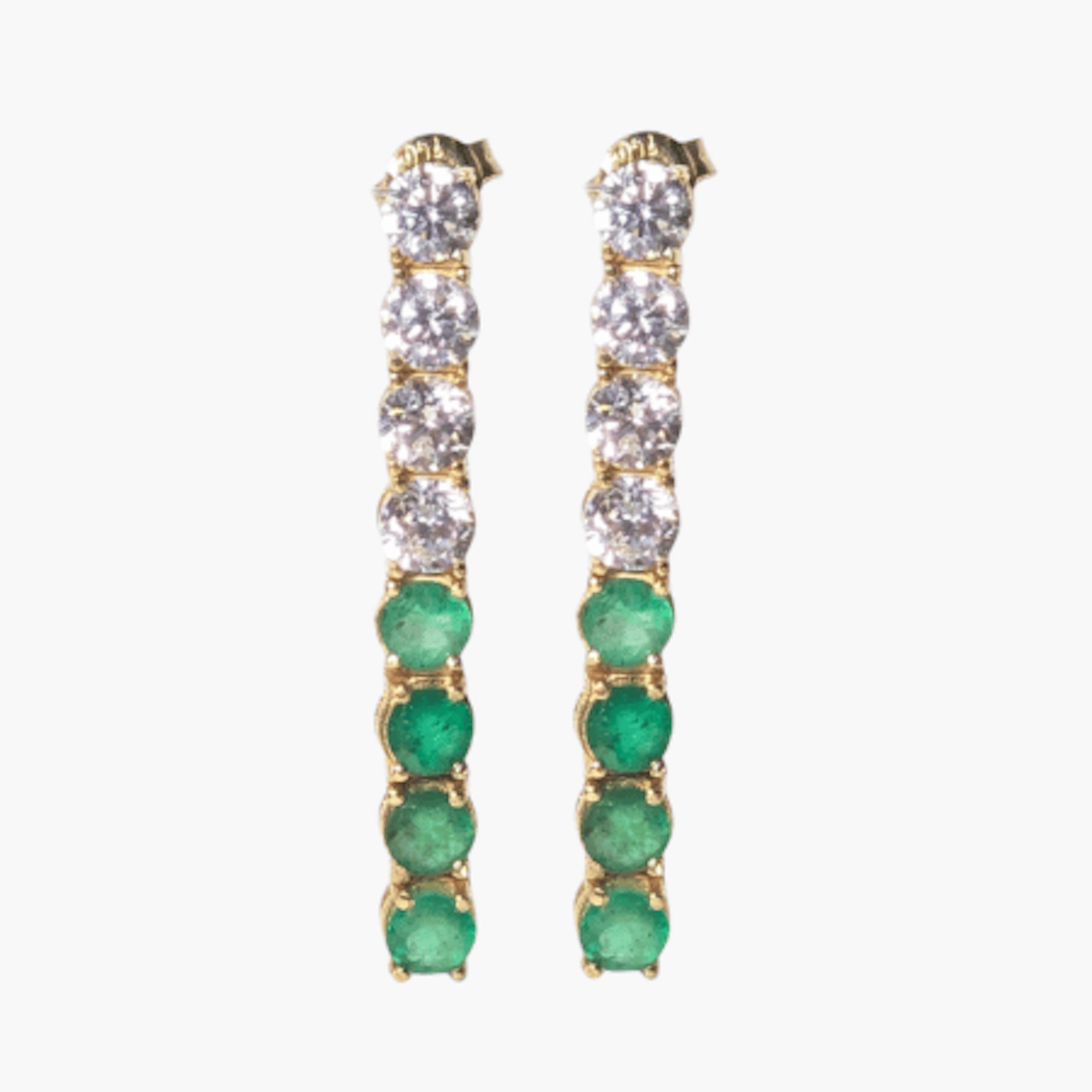 Pendientes largos en oro de 18K con esmeraldas y circonitas.