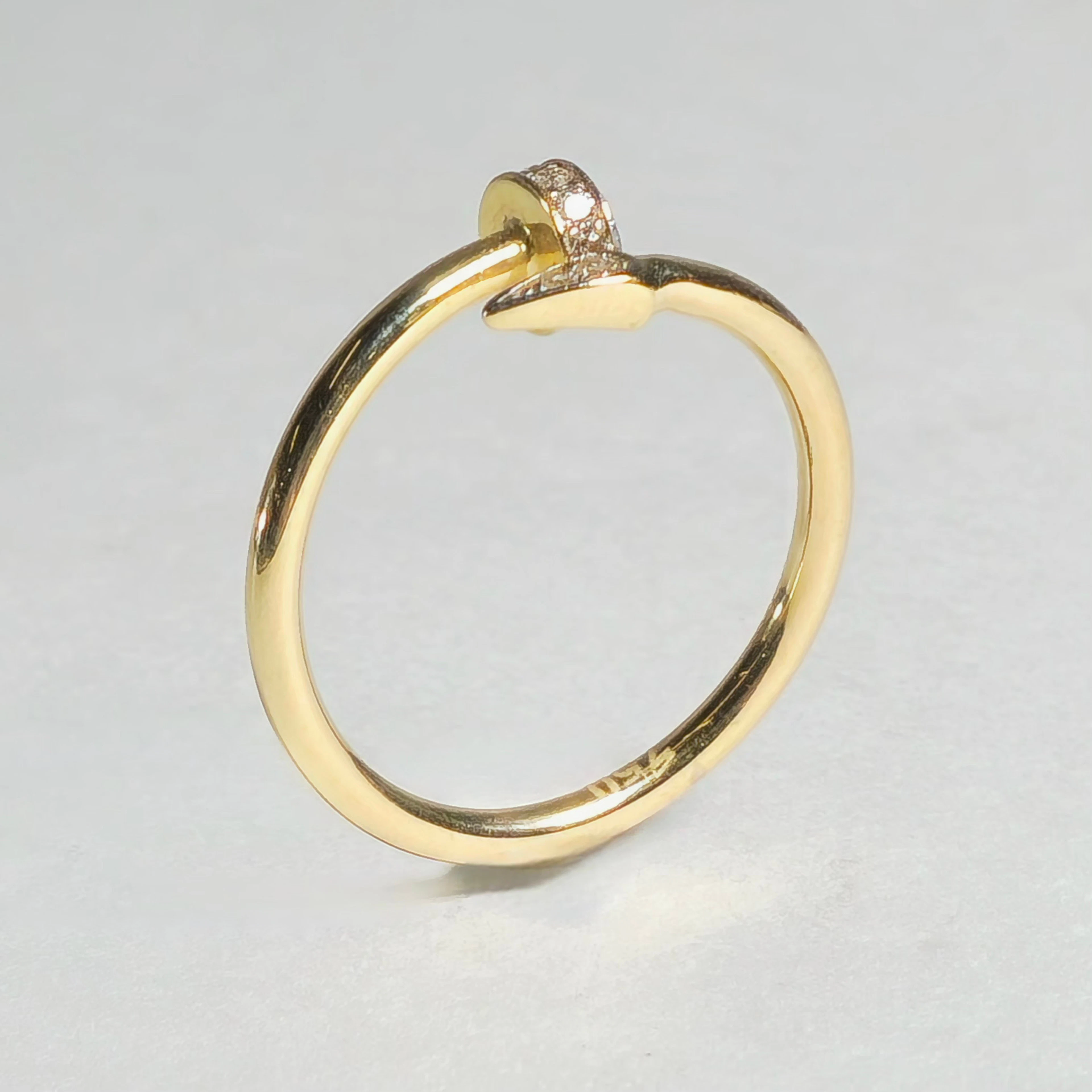 ANILLO JUSTE UN CLOU ESTILO CARTIER EN ORO 18 QUILATES Y CIRCONITAS.