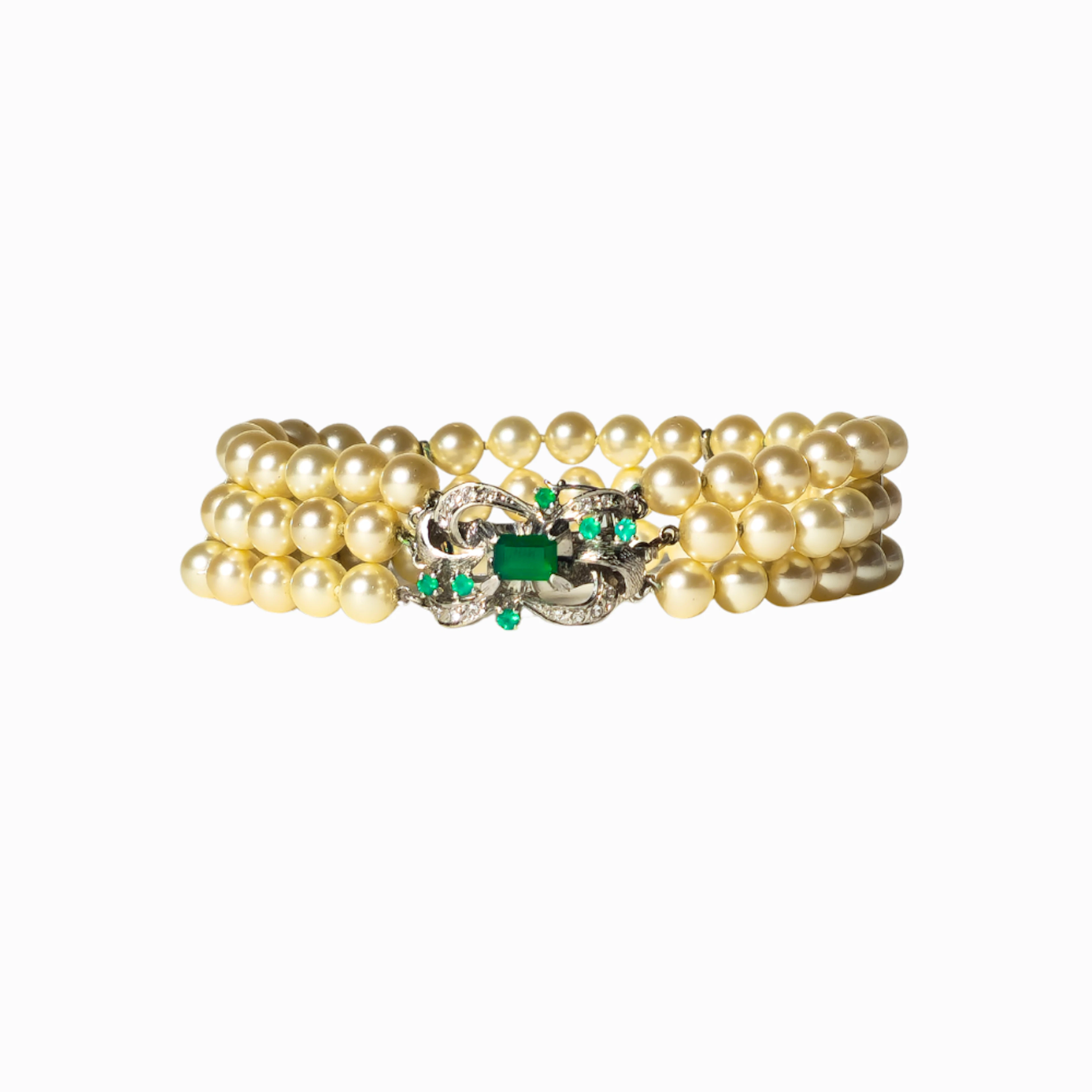 PULSERA DE TRES VUELTAS DE PERLAS CON CIERRE DE ORO DE 18K, SIGLO XX.