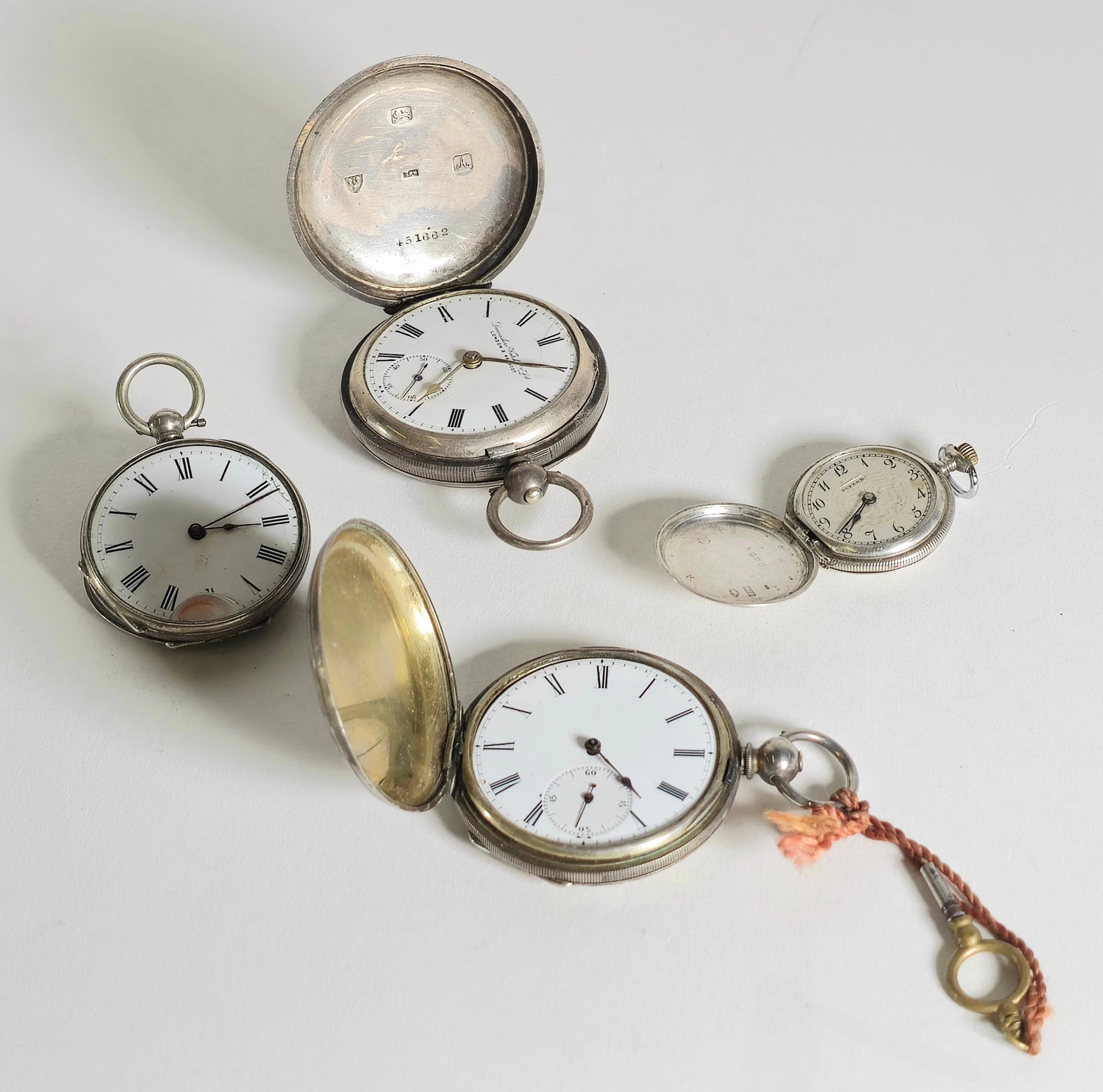 COLECCIÓN DE CUATRO RELOJES DE BOLSILLO DE PLATA.
