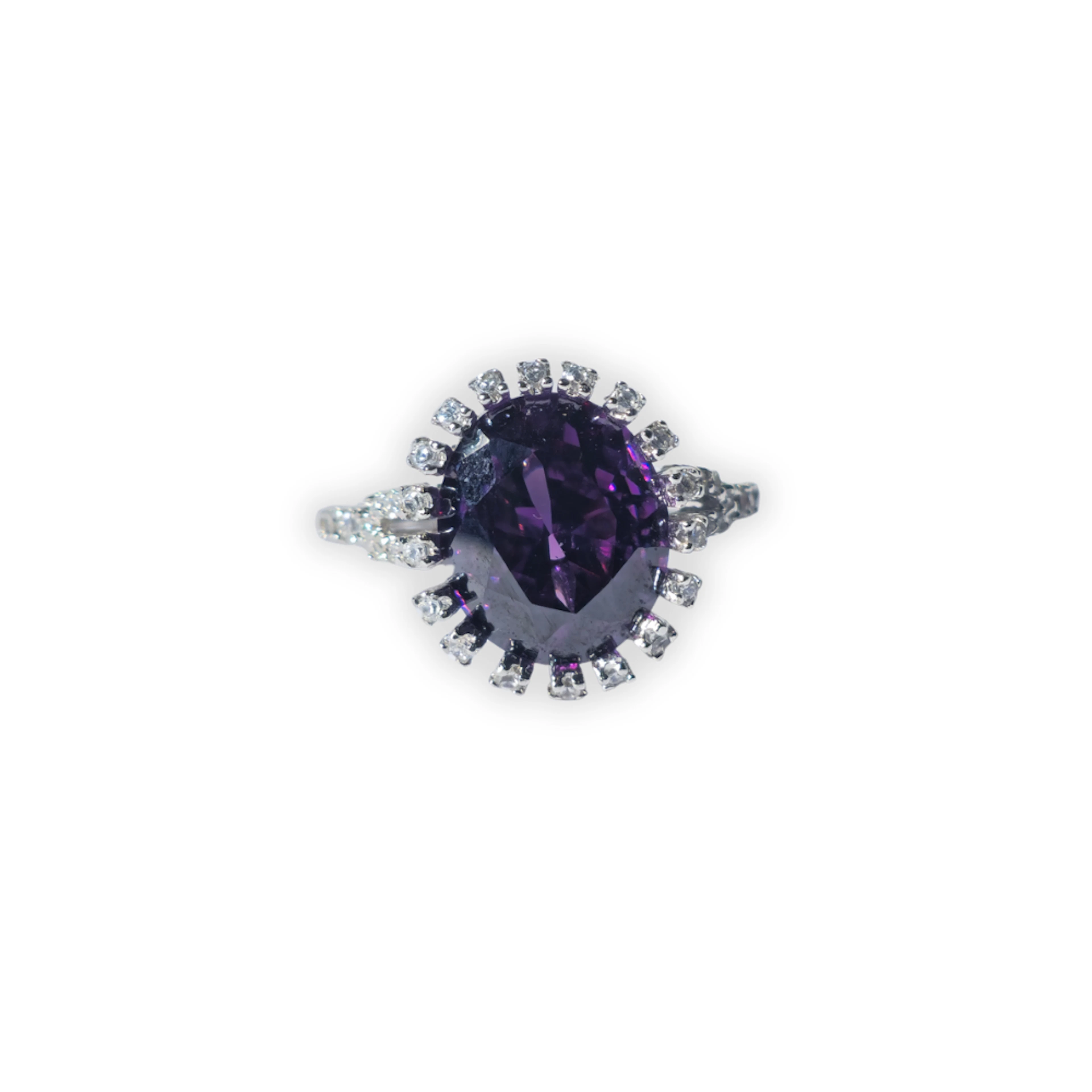 Anillo en plata, amatista y circonitas.
