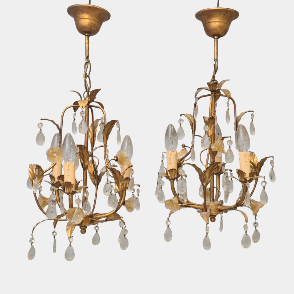 PAREJA DE APLIQUES DE TRES LUCES EN BRONCE DORADO CON DECORACIÓN VEGETAL
