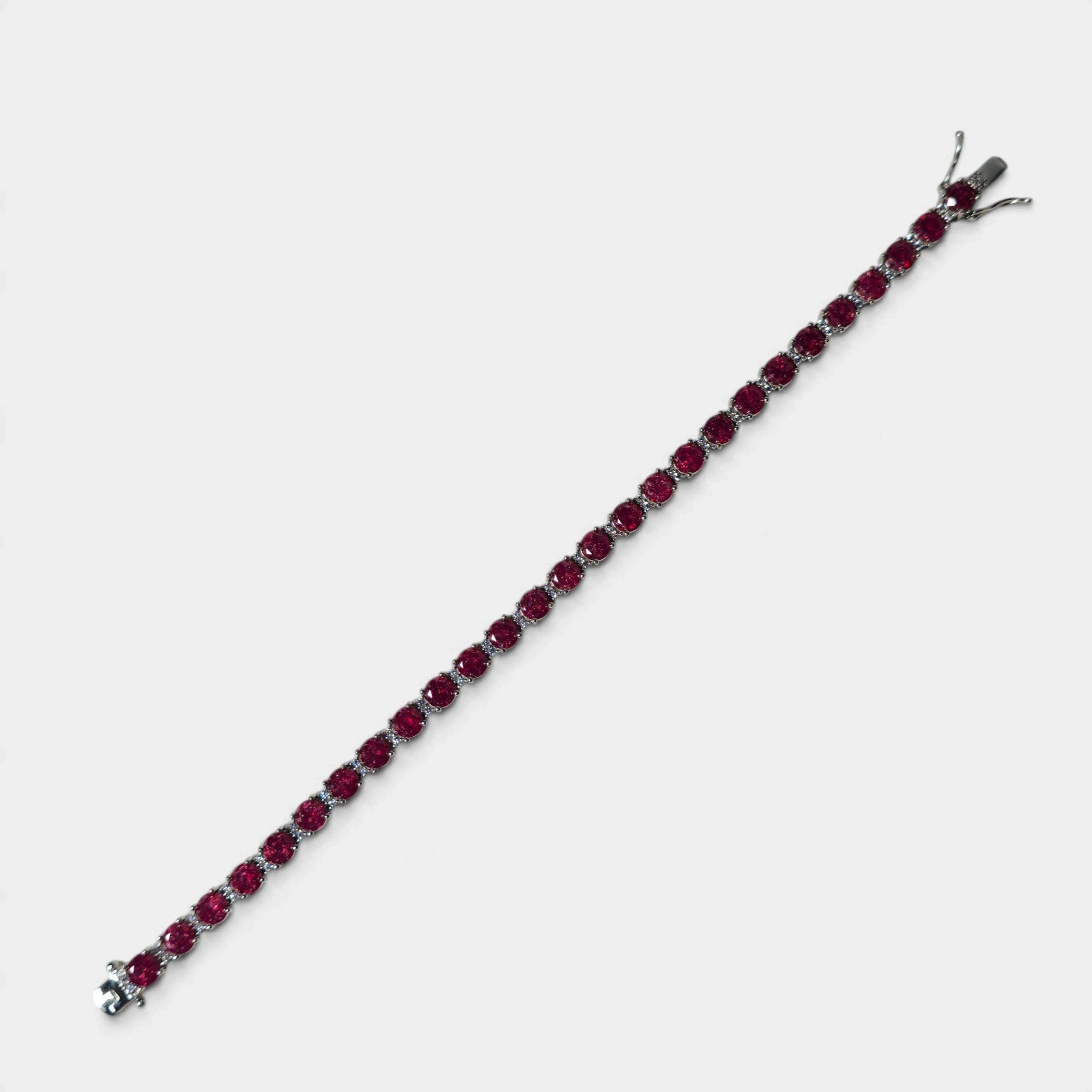 Pulsera en plata y circonitas.