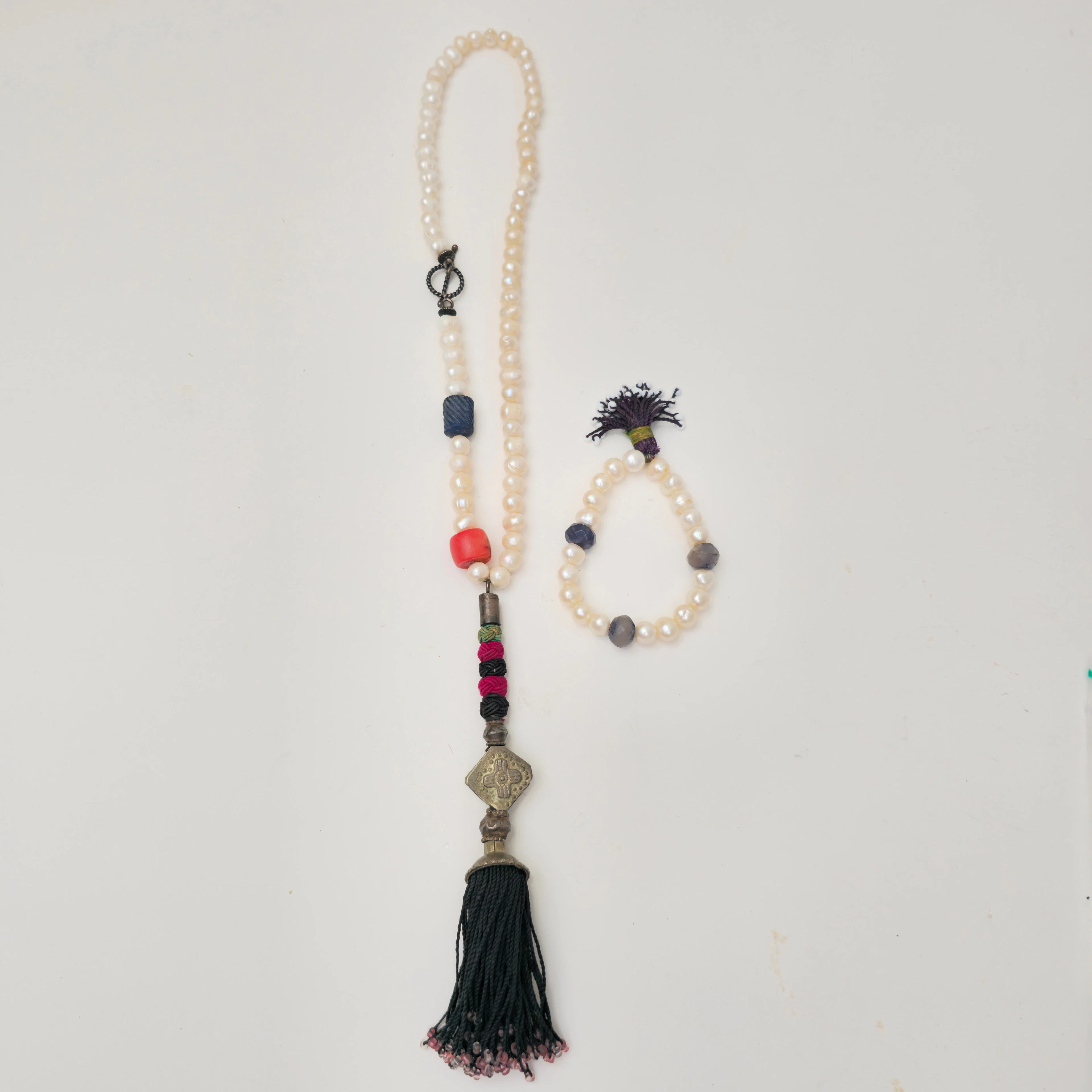 COLLAR Y PULSERA CON PERLAS Y BORLA.