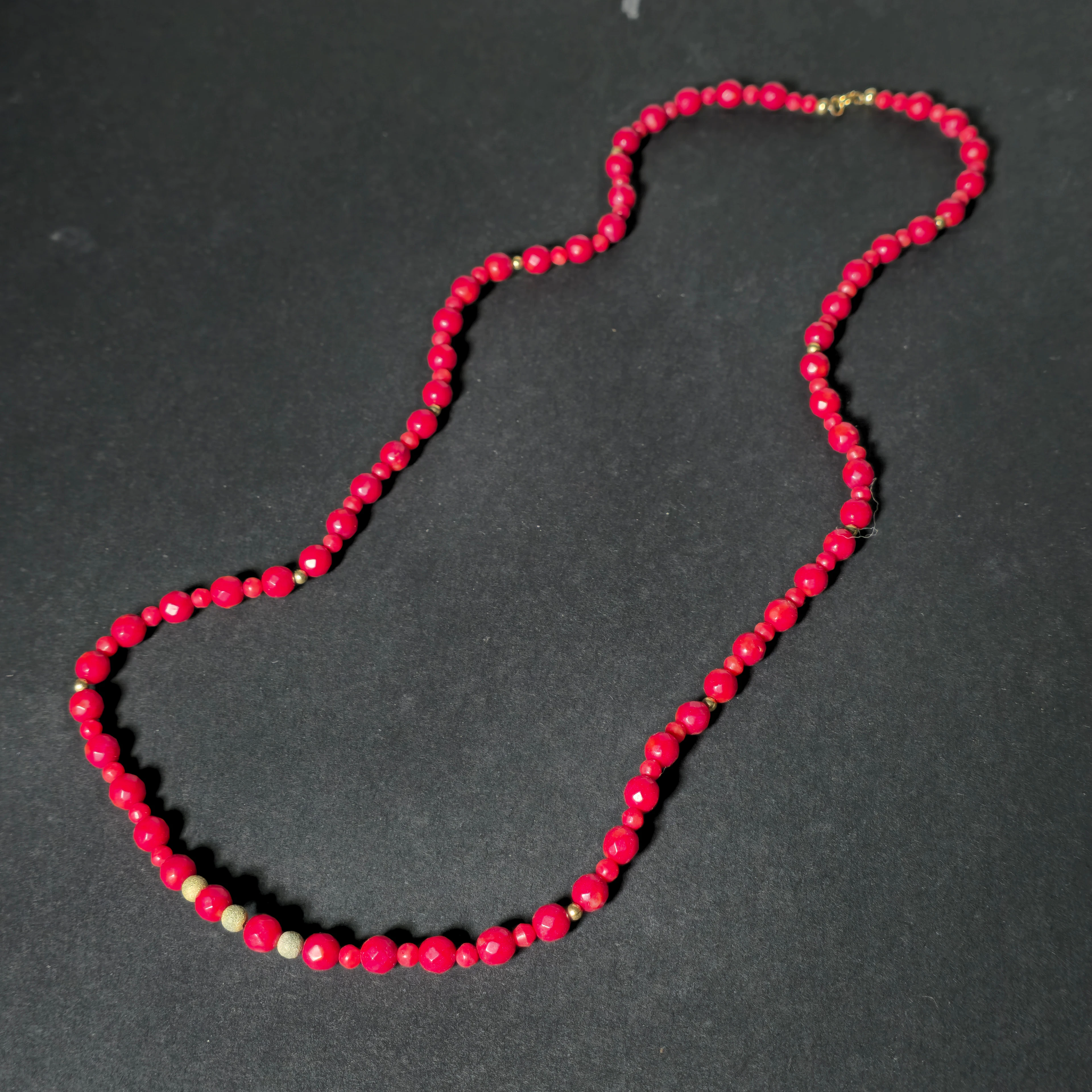 COLLAR DE CUENTAS EN CORAL.