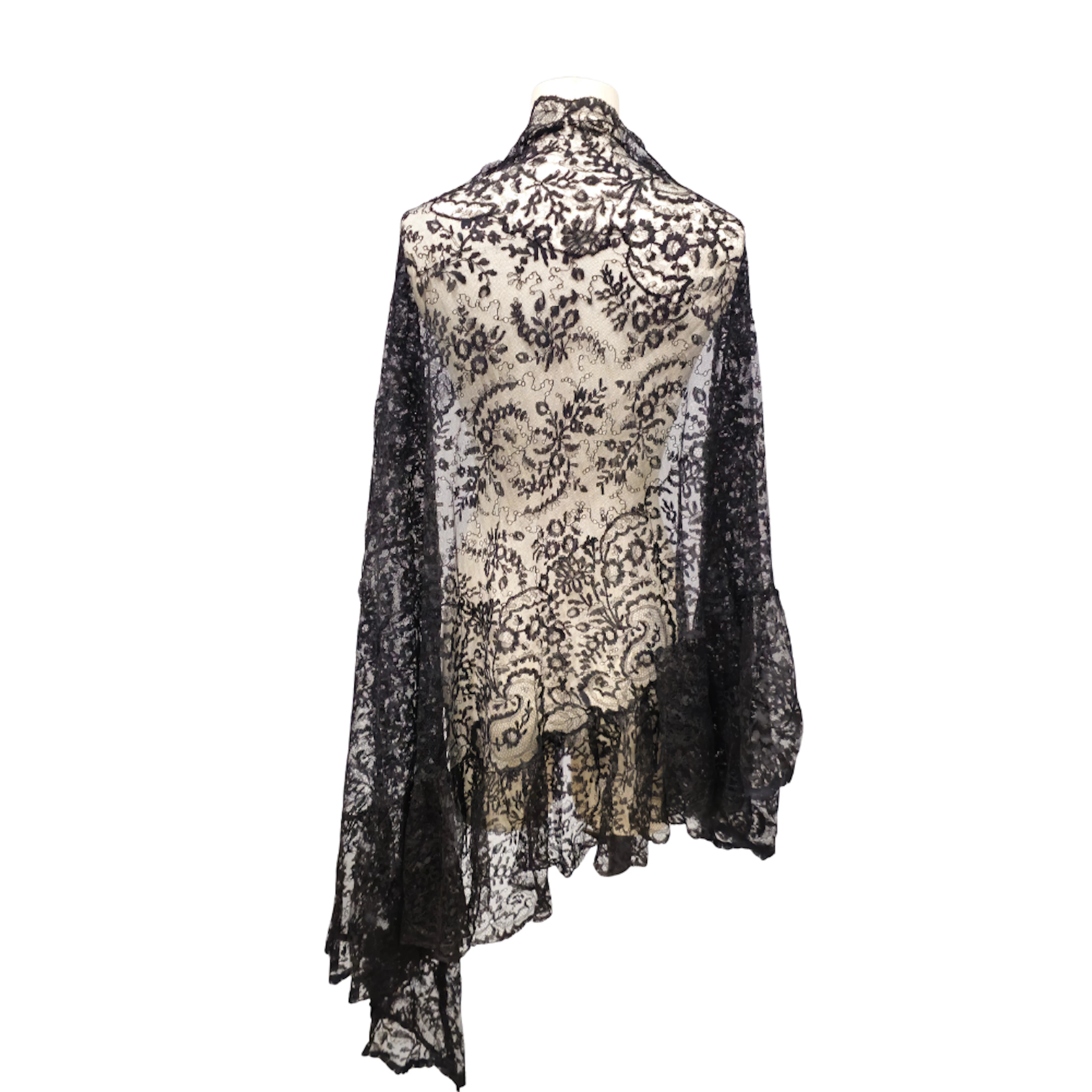 MANTILLA BORDADA A MANO CON PEINETA.