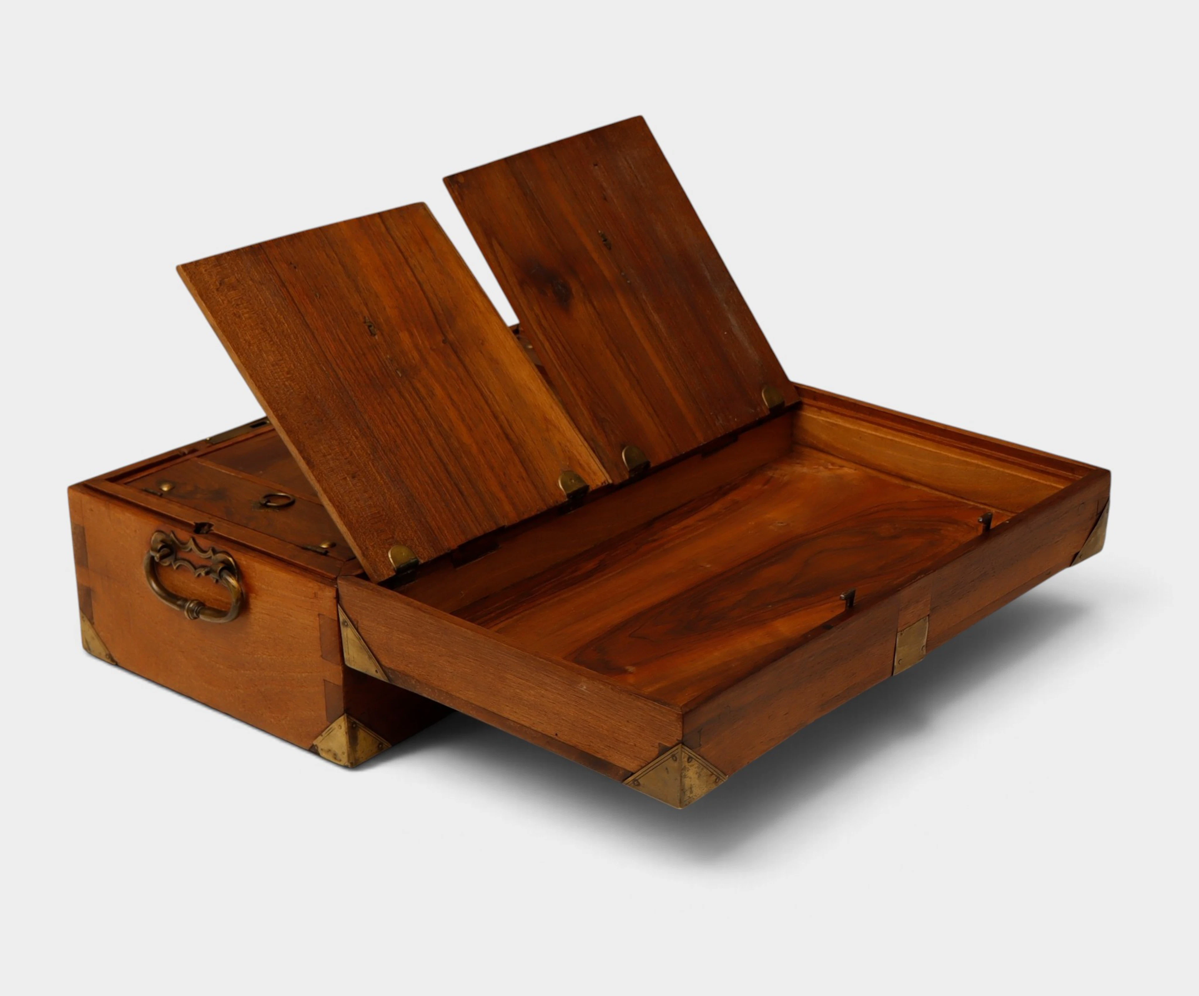 Caja escritorio en madera entintada con aplicaciones y asas en latón.
