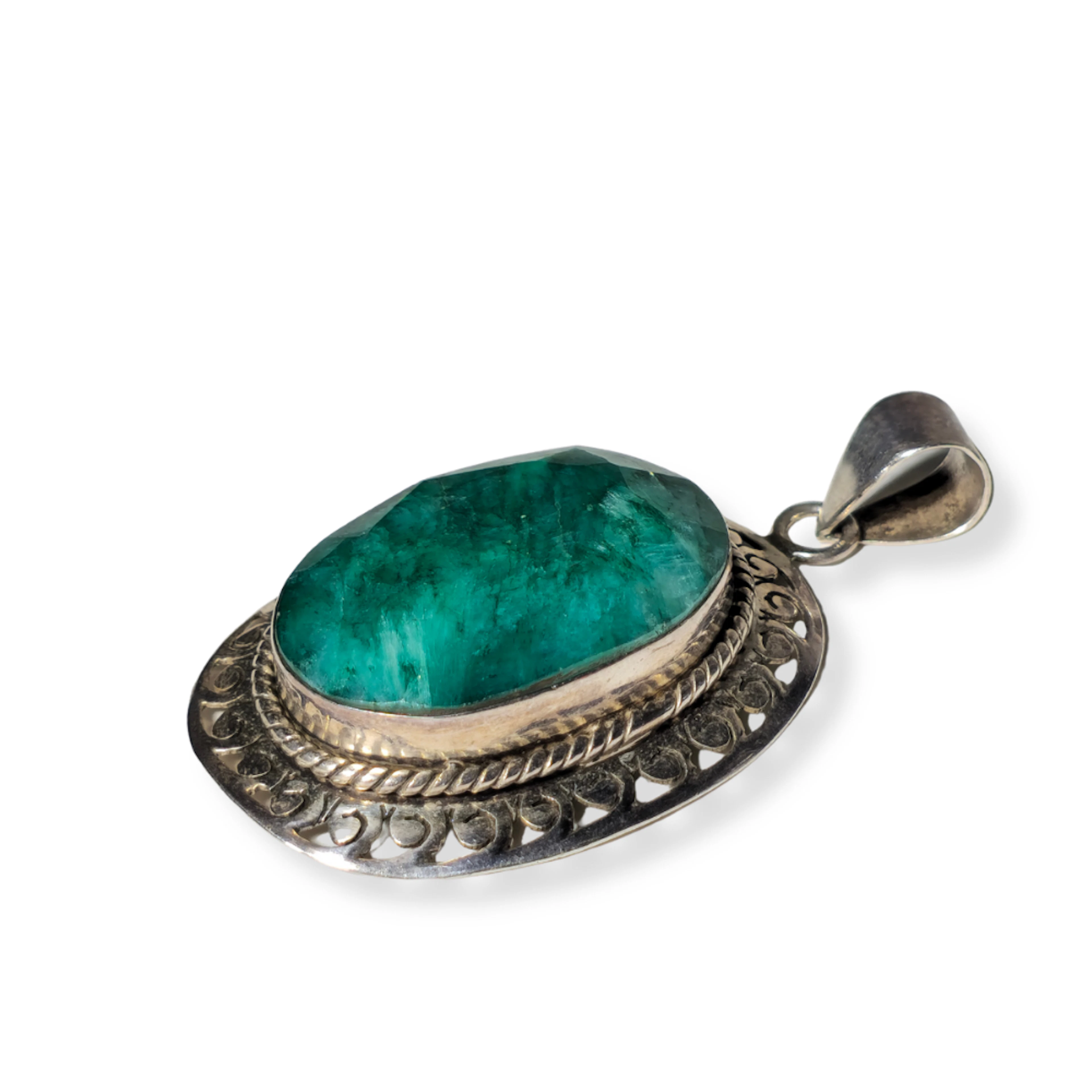 GRAN COLGANTE EN PLATA CON RAIZ DE ESMERALDA.