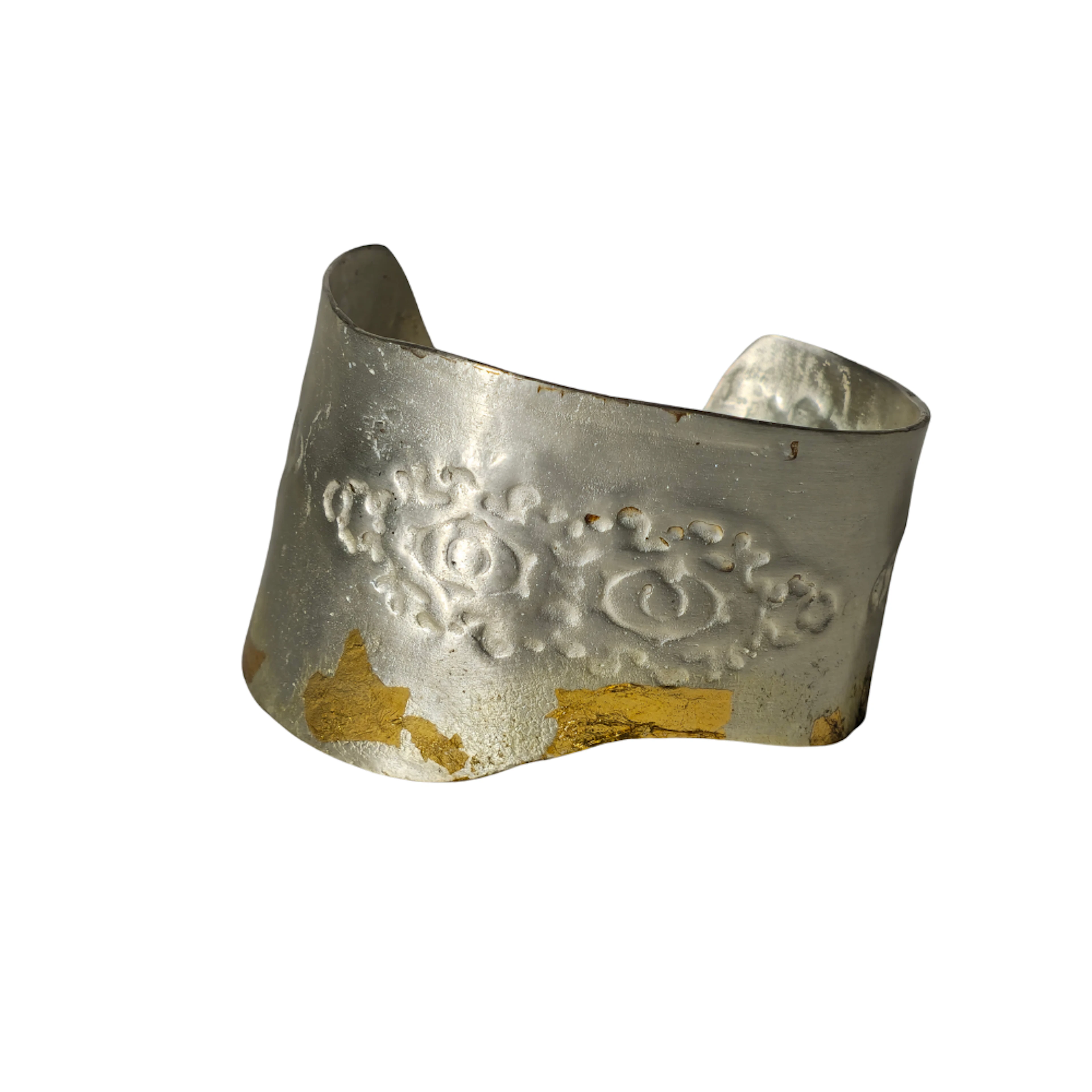 MILOS GRAS. BRAZALETE PLATEADO CON PAN DE ORO, FIRMADA POR LA ARTISTA.