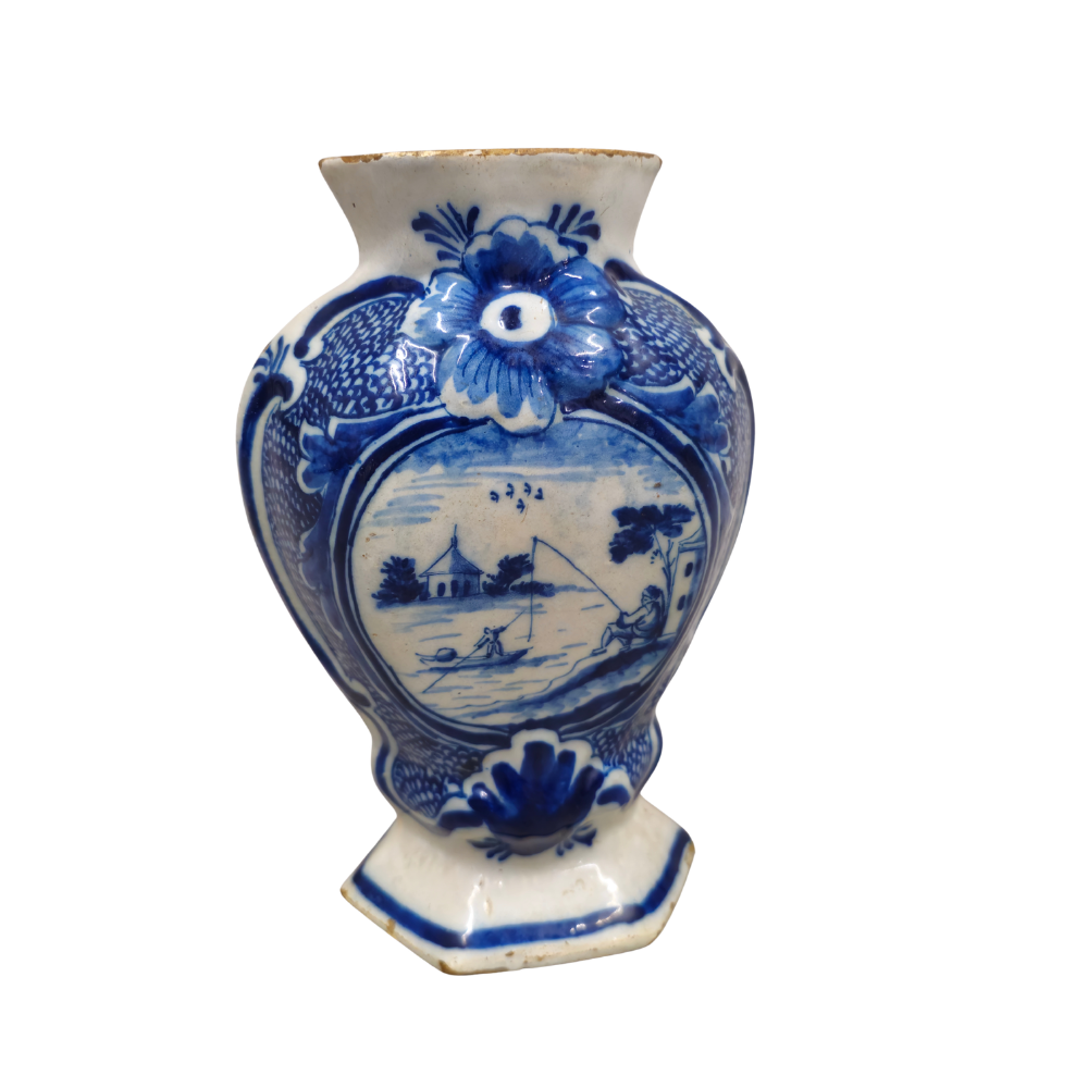 Jarrón en porcelana holandesa.
