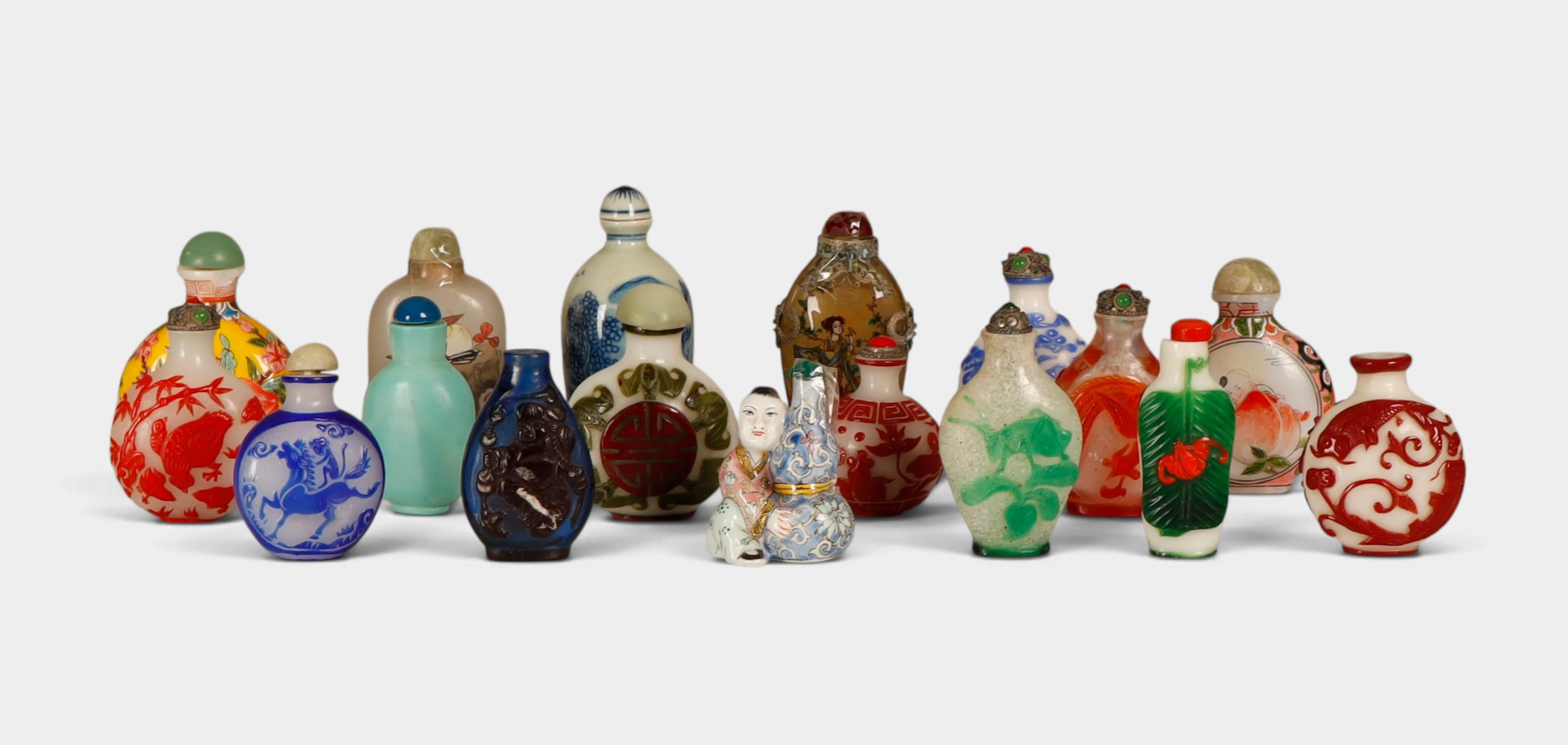 Diecisiete tabaqueras chinas del siglo XX en vidrio y porcelana.