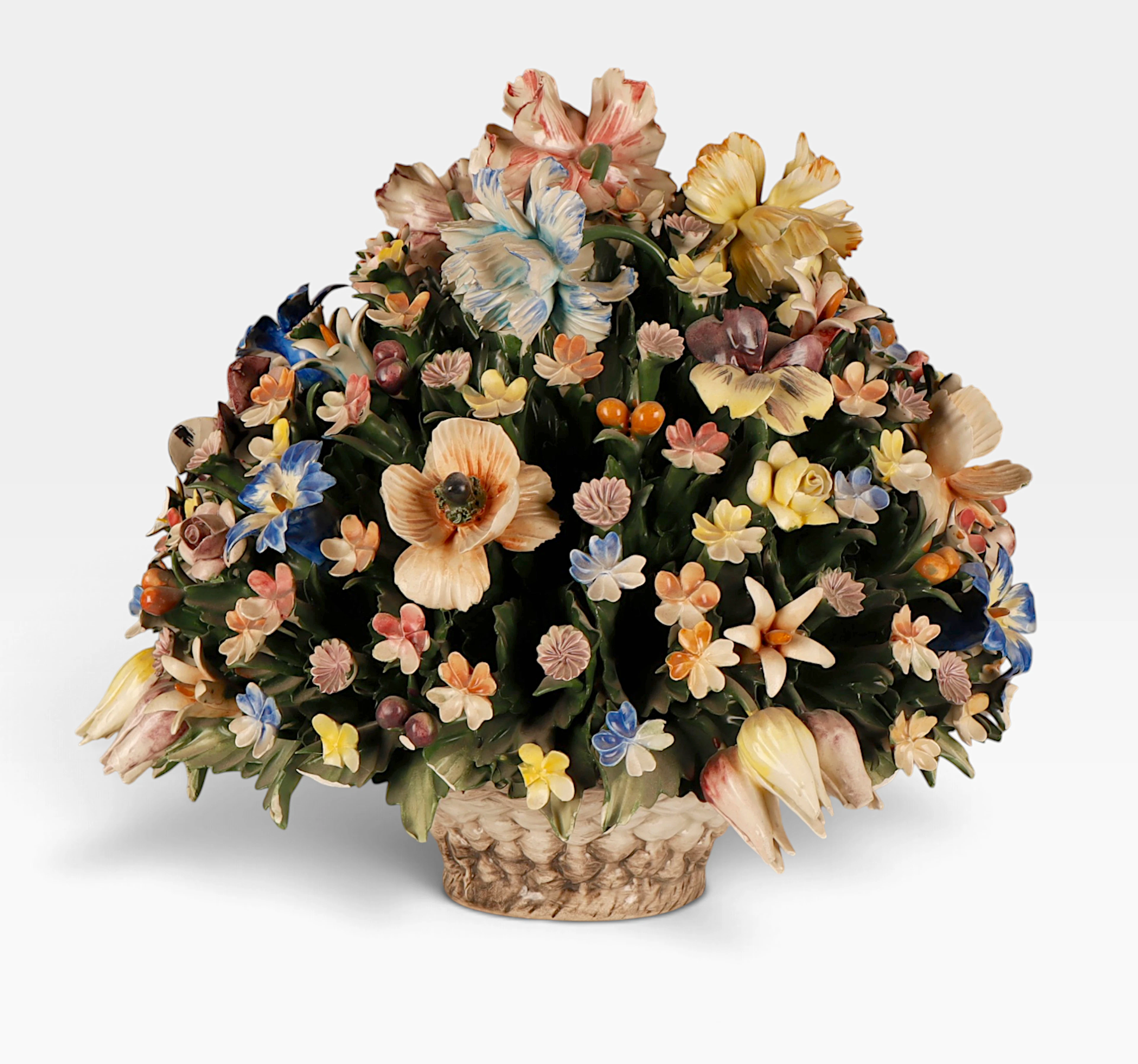 Cesto de flores en porcelana de Capodimonte, del siglo XX.