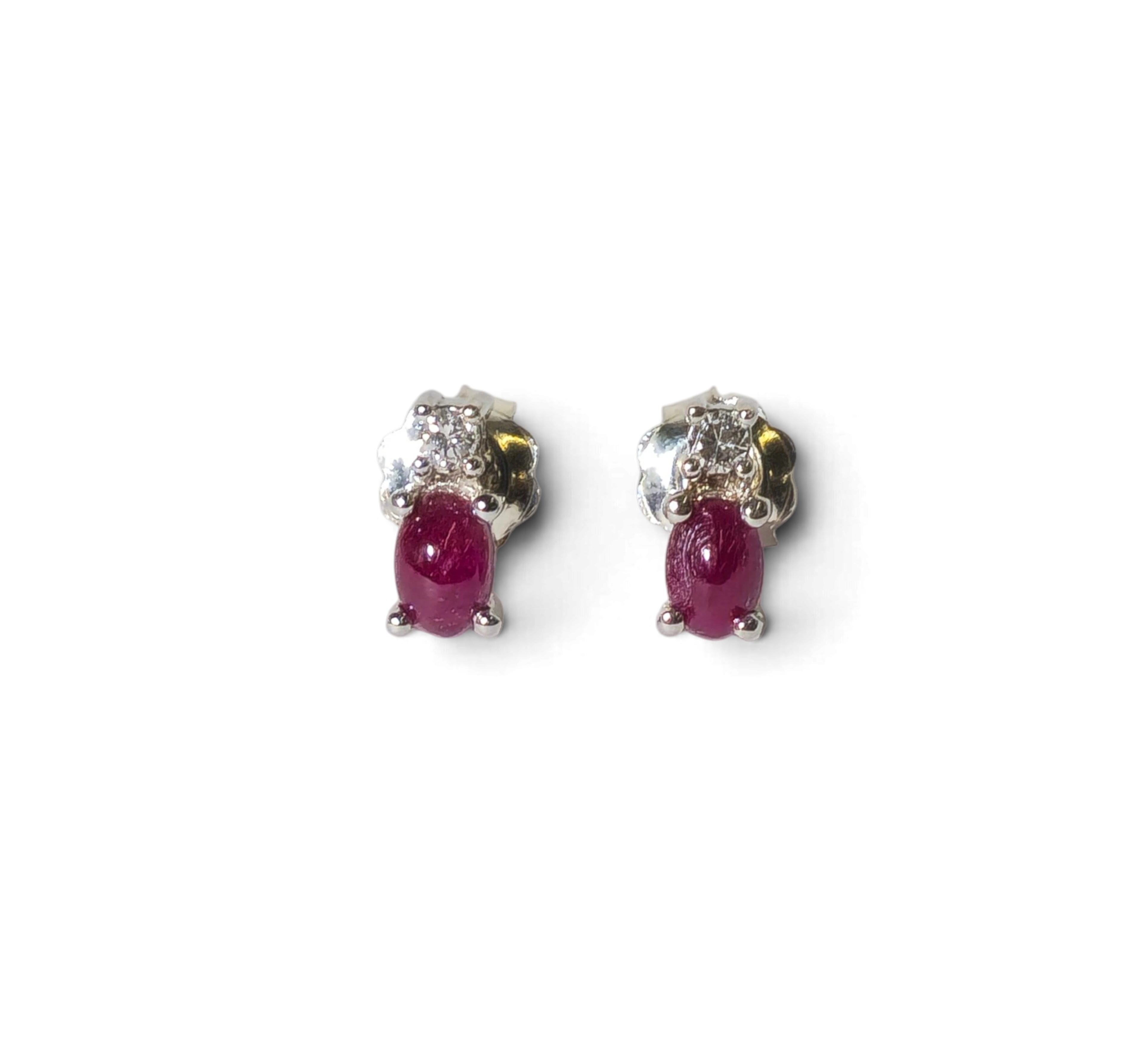 Pendientes tu yo en plata, rubí en cabujón y diamantes.
