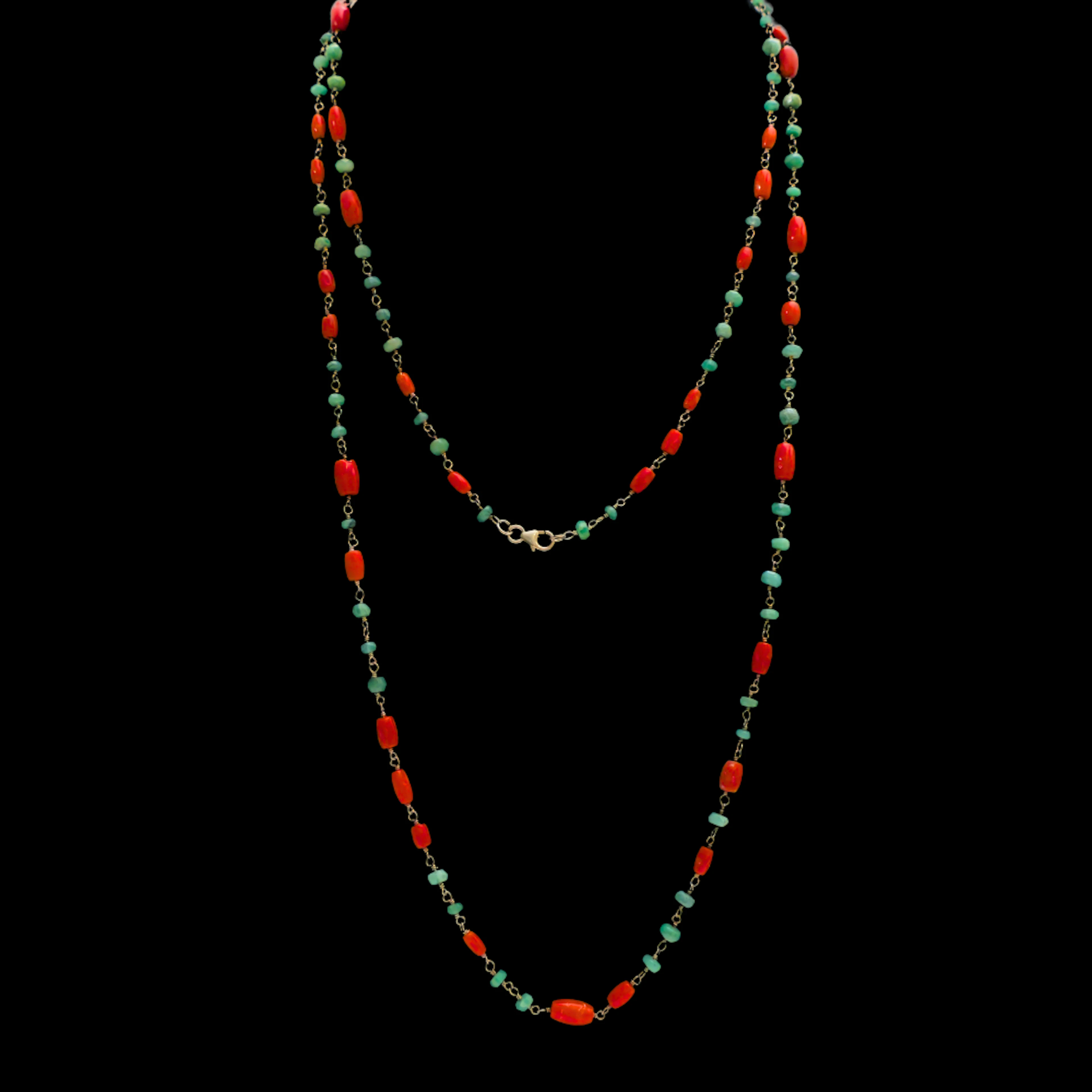 Collar largo en plata con esmeralda y coral.