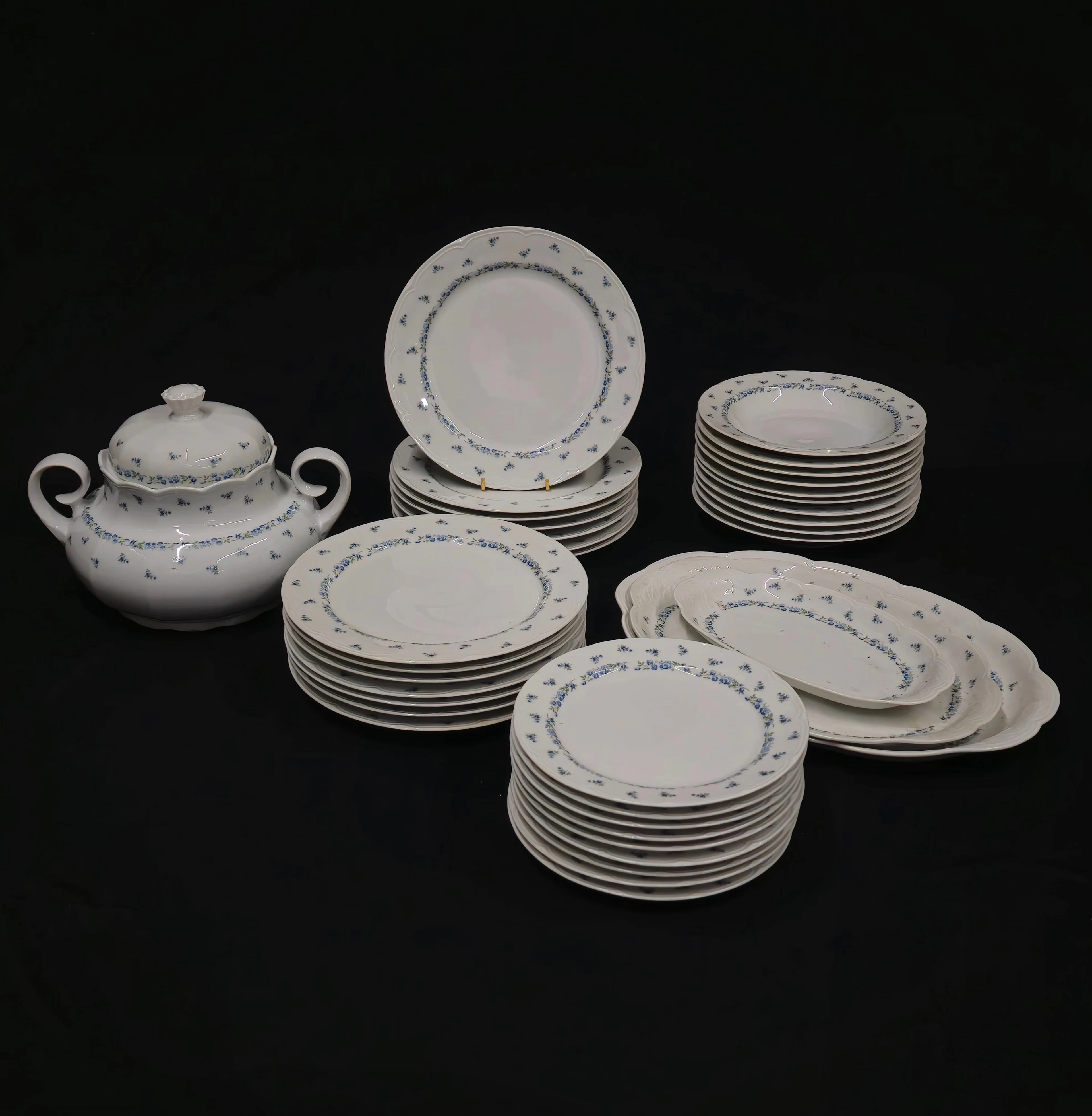VAJILLA EN PORCELANA SANTA CLARA AÑOS 80.