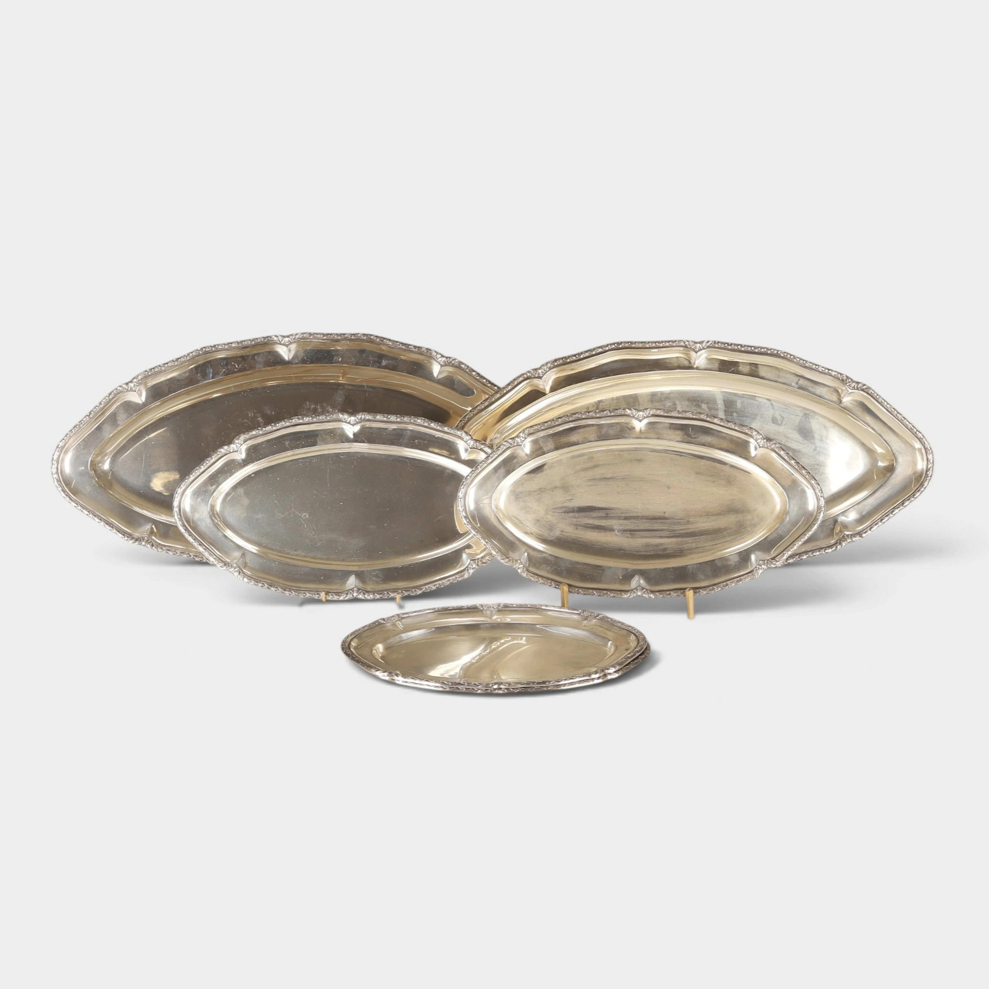 Juego de seis bandejas para pescado en plata.