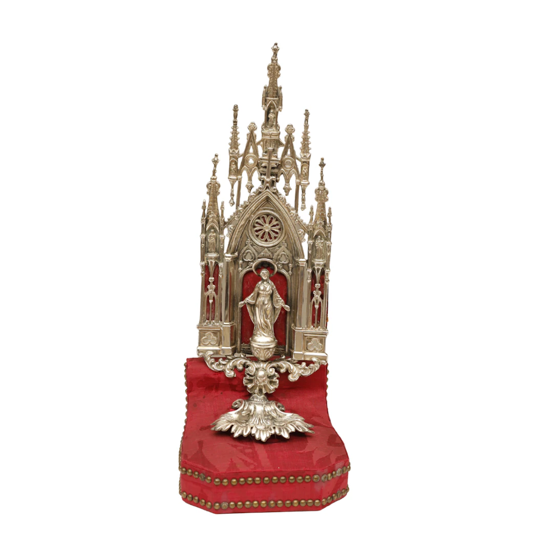 Benditera neogótica en plata representando la Inmaculada, de principios