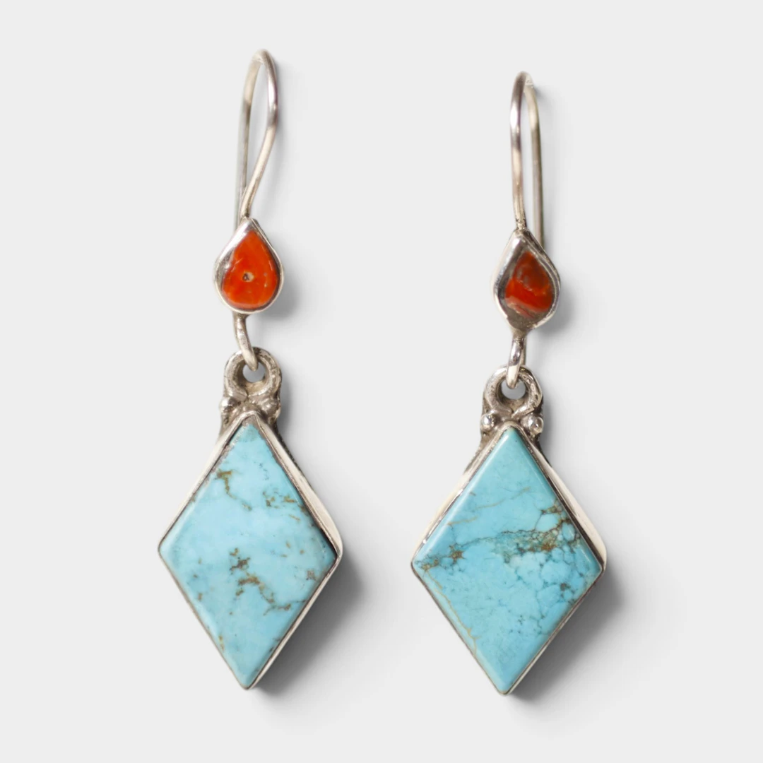 Pendientes en plata, coral y turquesa.