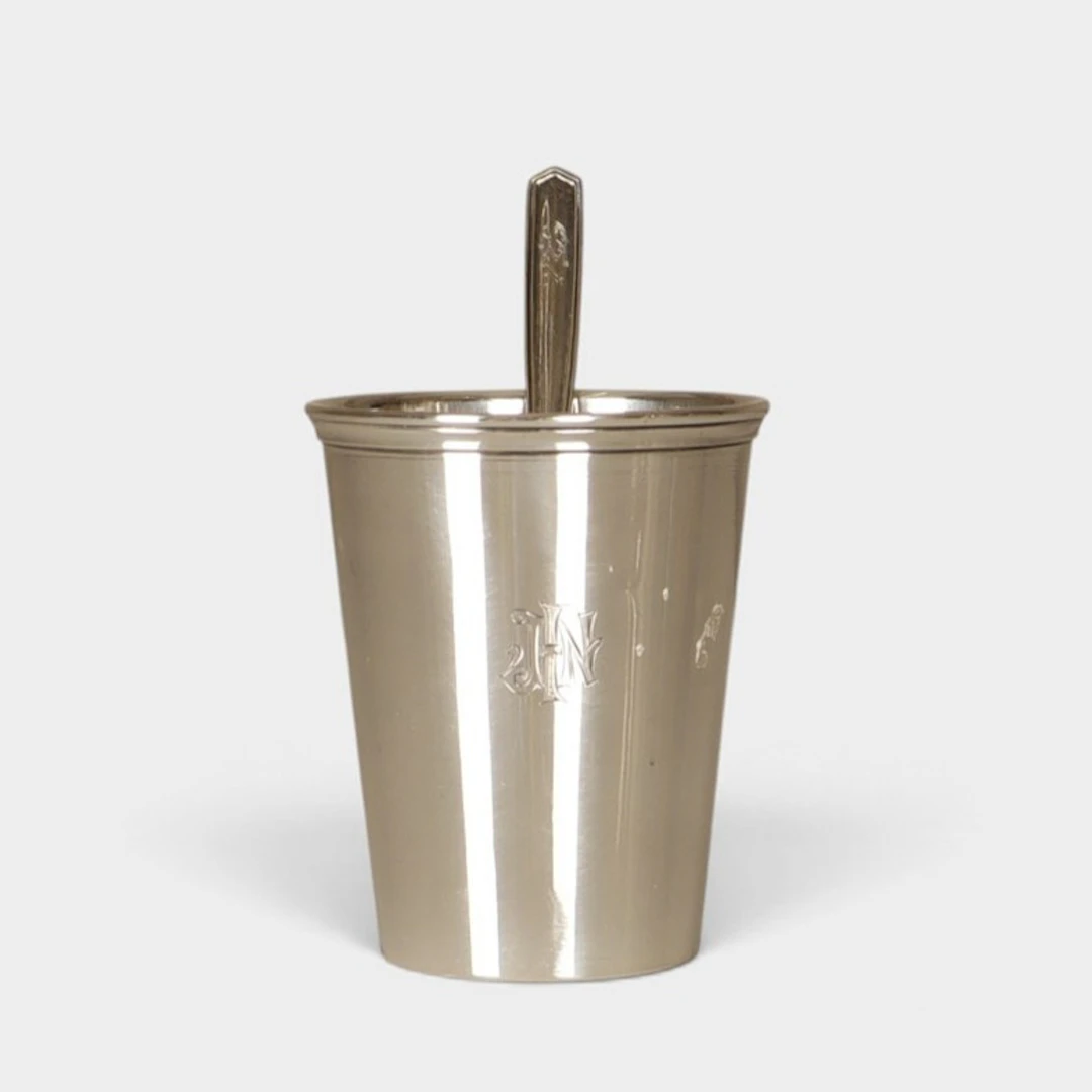Vaso en plata punzonada con anagrama.