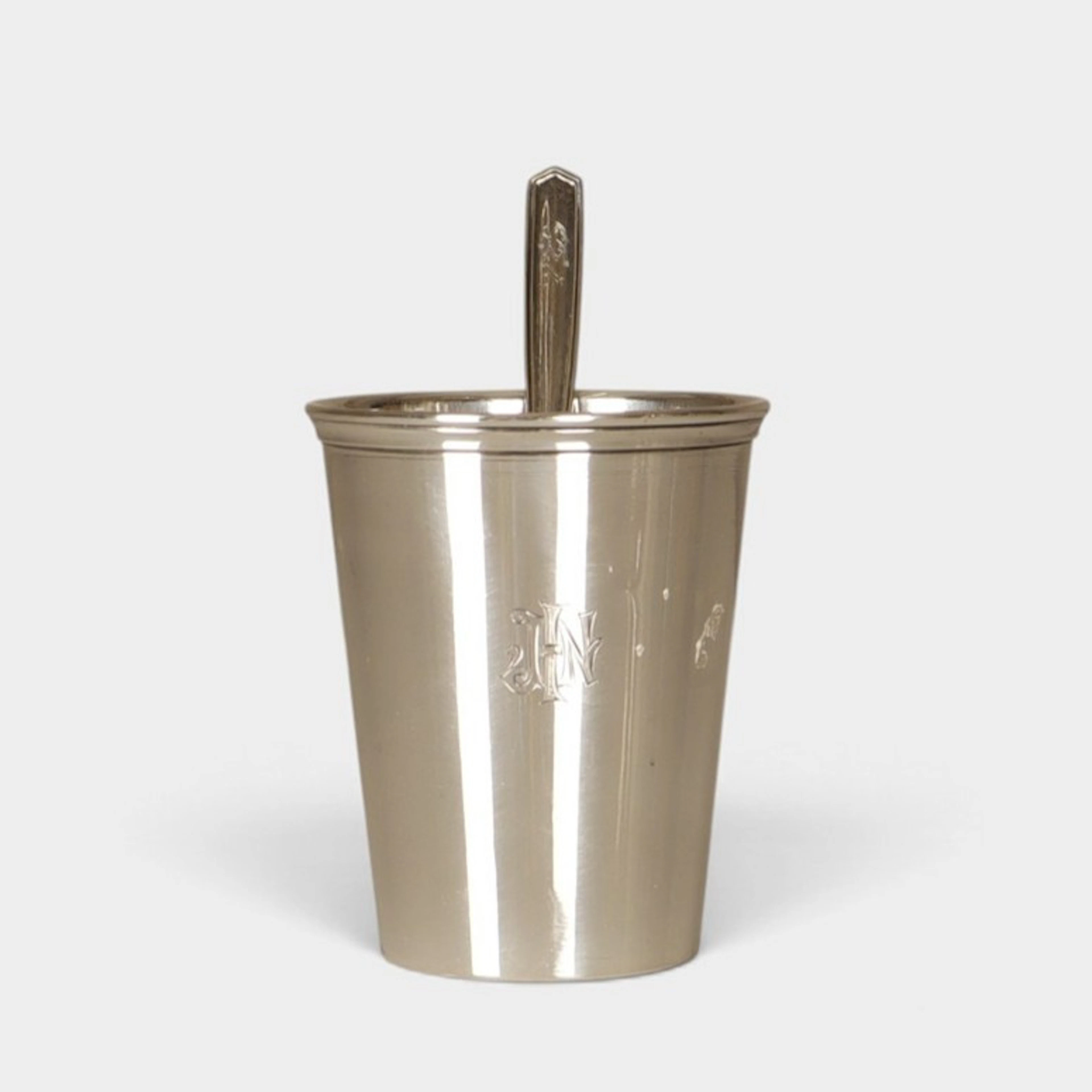 Vaso en plata punzonada con anagrama.