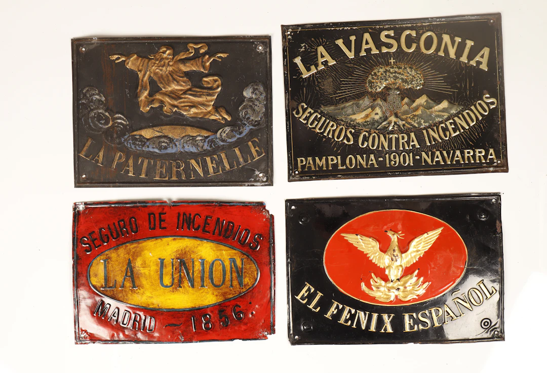 La Vascania y otras. 4 placas publicitarias en hojalata estampada y pintada.