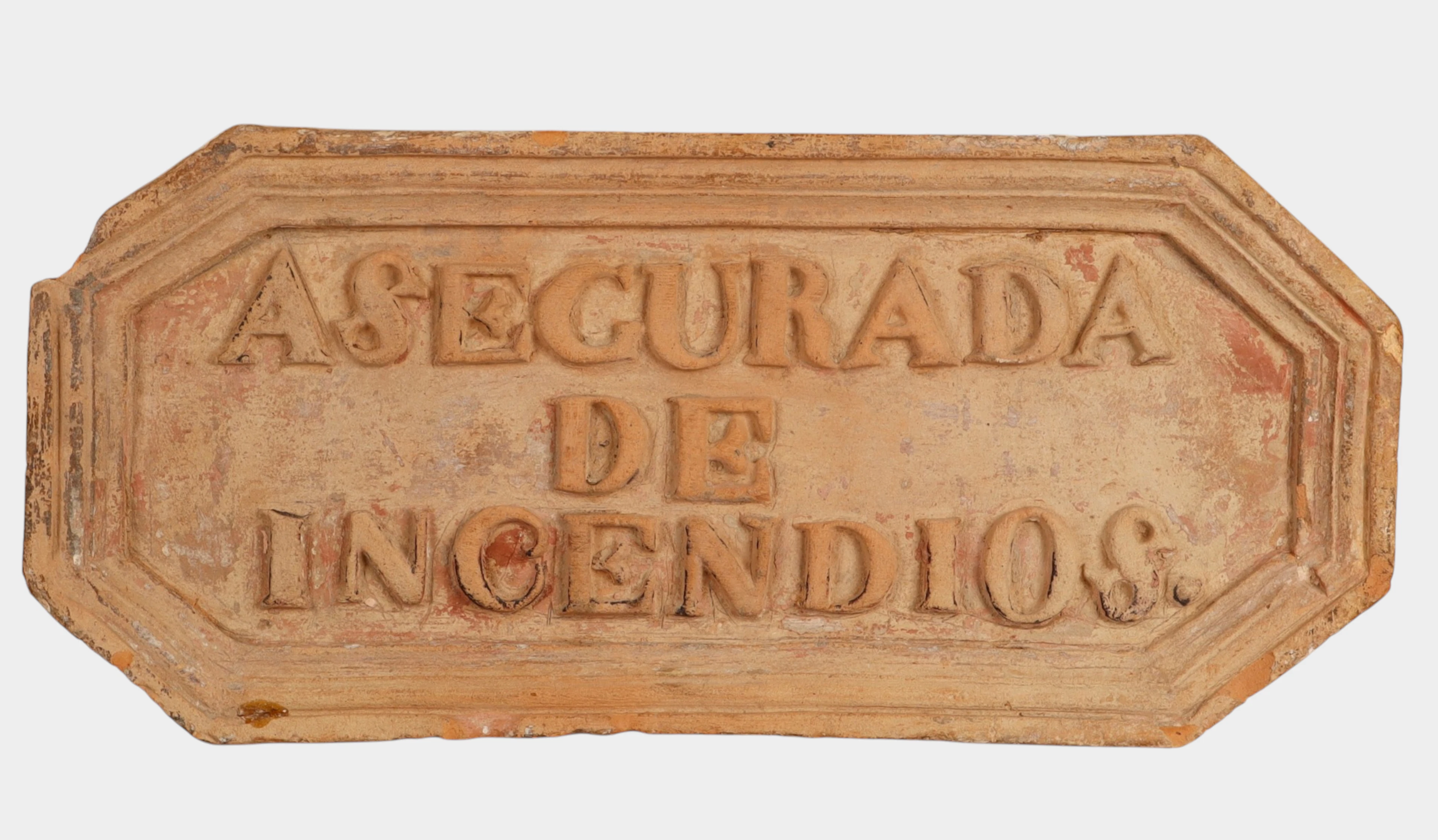 Placa de seguro española en terracota, de la segunda mitad del siglo XIX.