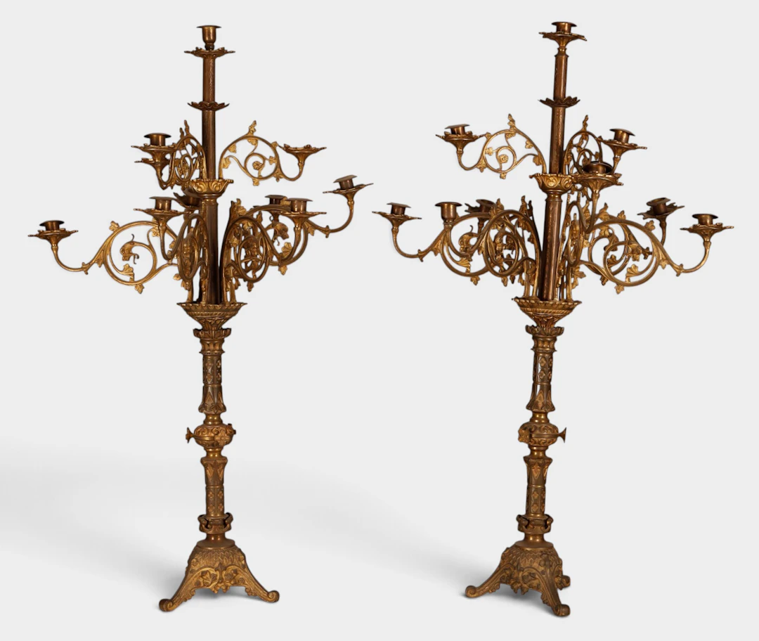 Pareja de candelabros neogóticos en aleación metálica dorada, de principios