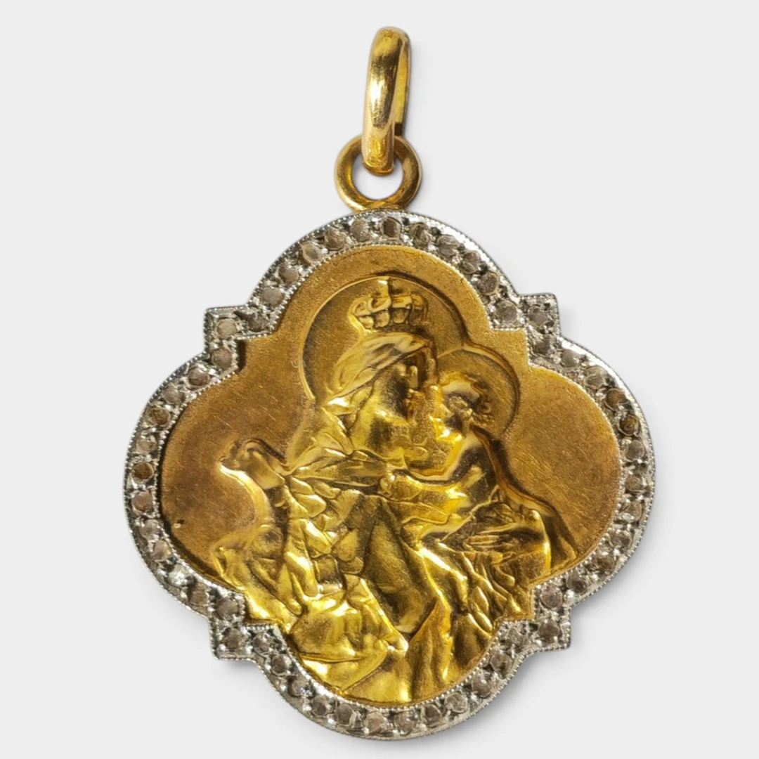 Medalla religiosa de la Virgen con el Niño en oro de 18 K con diamantes.