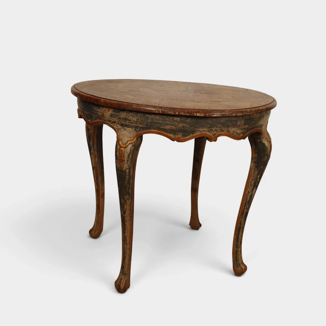 Mesa auxiliar de estilo Luis XV en madera policromada y dorada, de