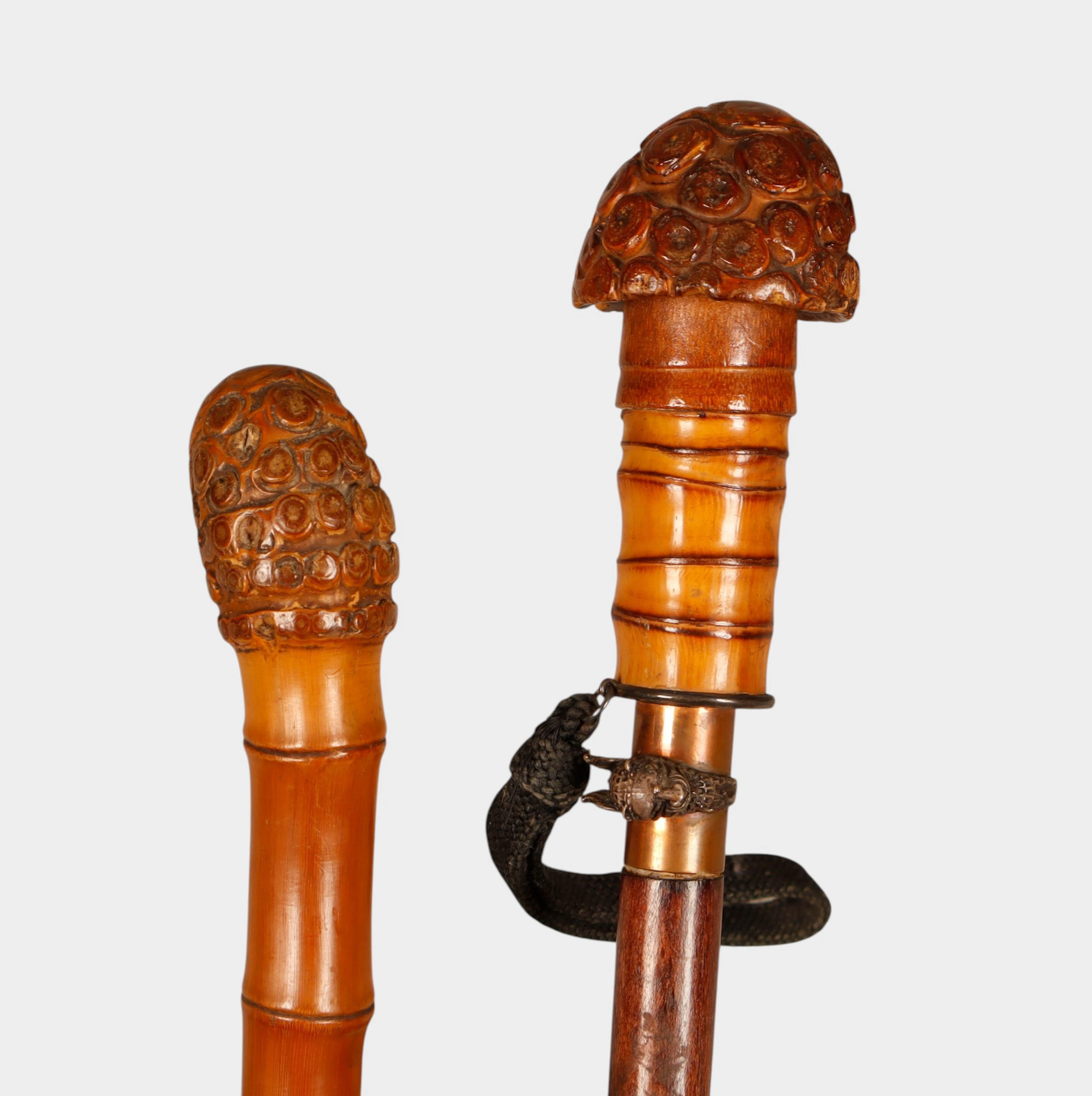 Dos bastones con empuñaduras en raíz, de principios del siglo XX.