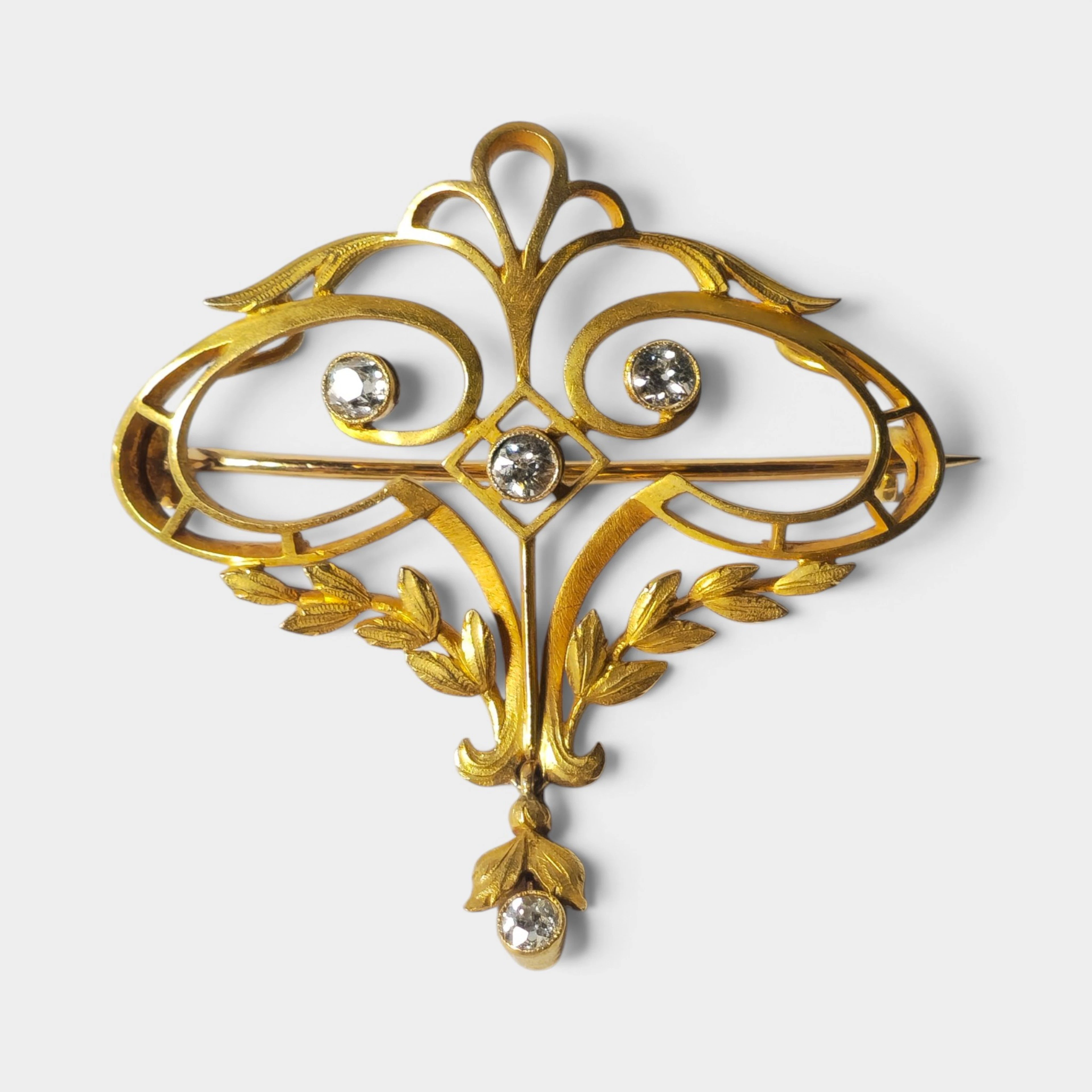 Broche Art Nouveau en oro y diamantes, de principios del siglo XX.