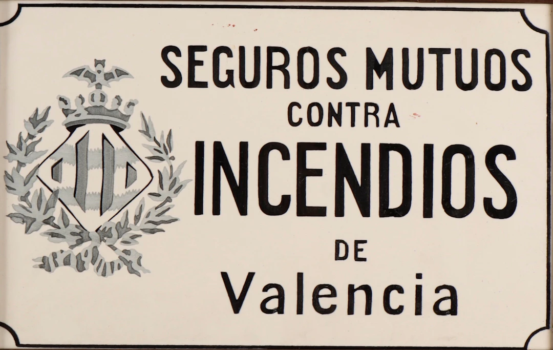 Placa en cerámica esmaltada de Seguros Mutuos contra Incendios de Valencia.