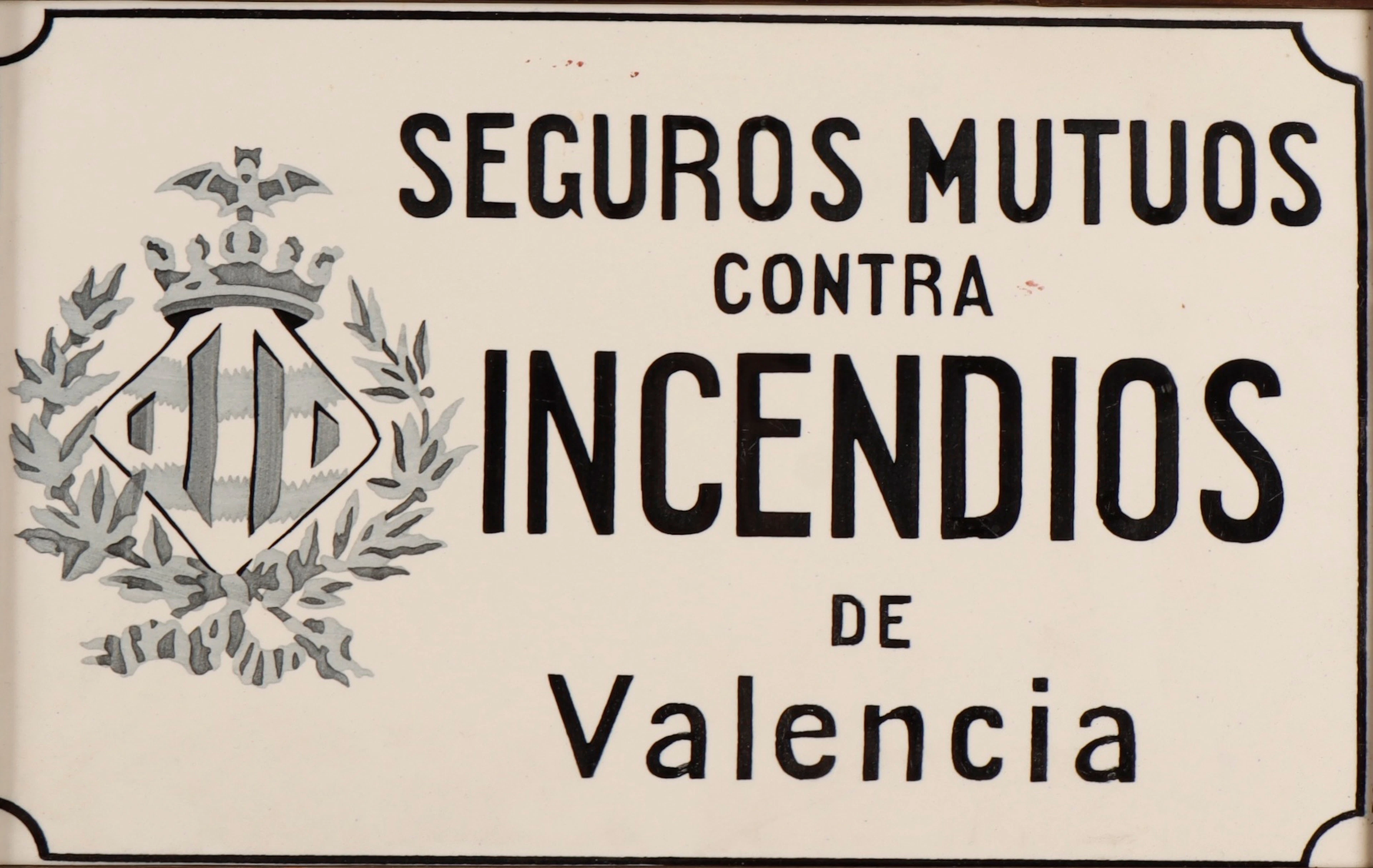 Placa en cerámica esmaltada de Seguros Mutuos contra Incendios de Valencia.