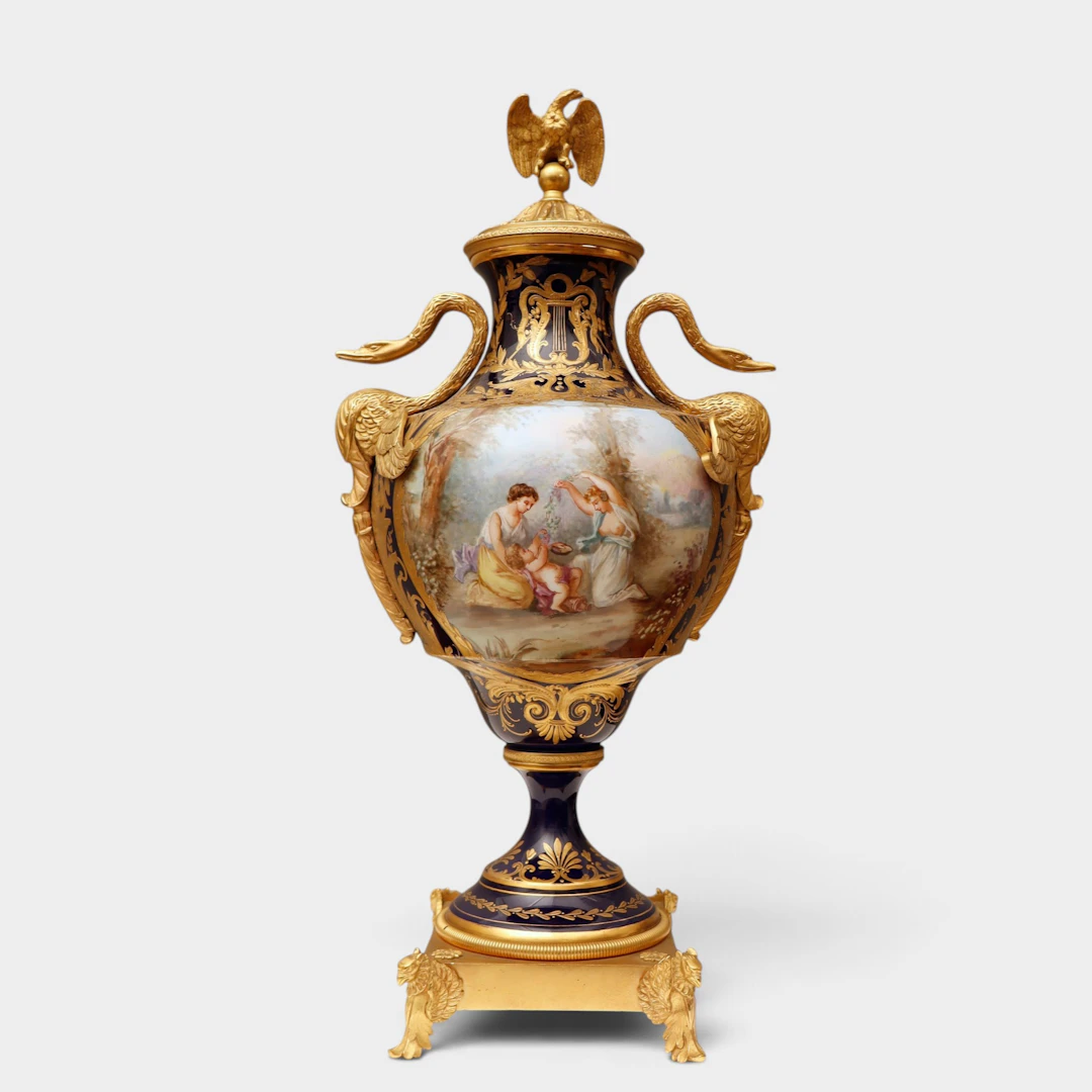 Jarrón de estilo Imperio en porcelana y bronce dorado, del siglo XX.